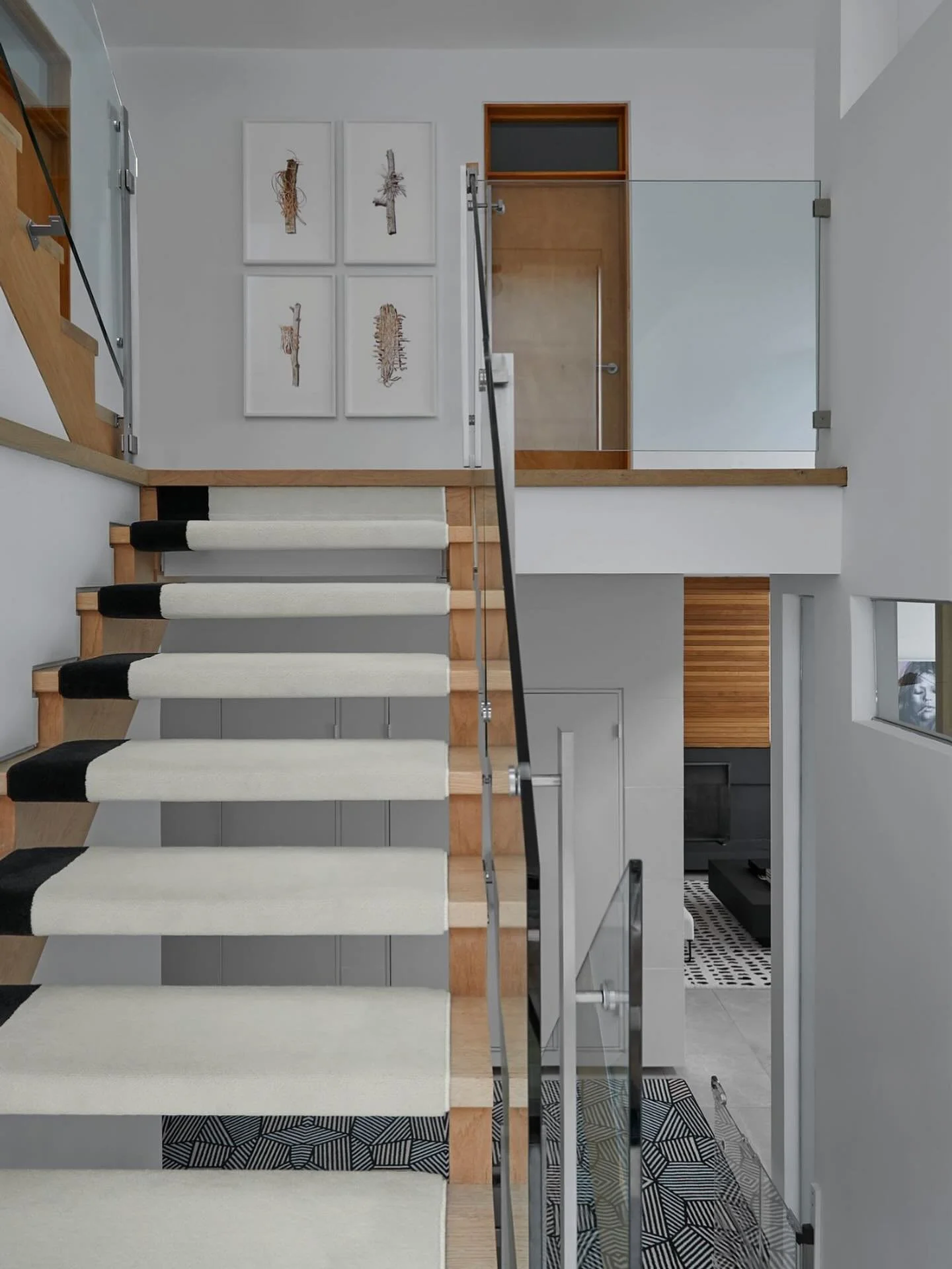 This modern staircase showcases our custom black and white carpet installation perfectly. Colour blocked carpeted treads, glass panel railings, and framed art achieves the perfect blend of minimalist elegance and contemporary style.

@allanrug 

#dtr