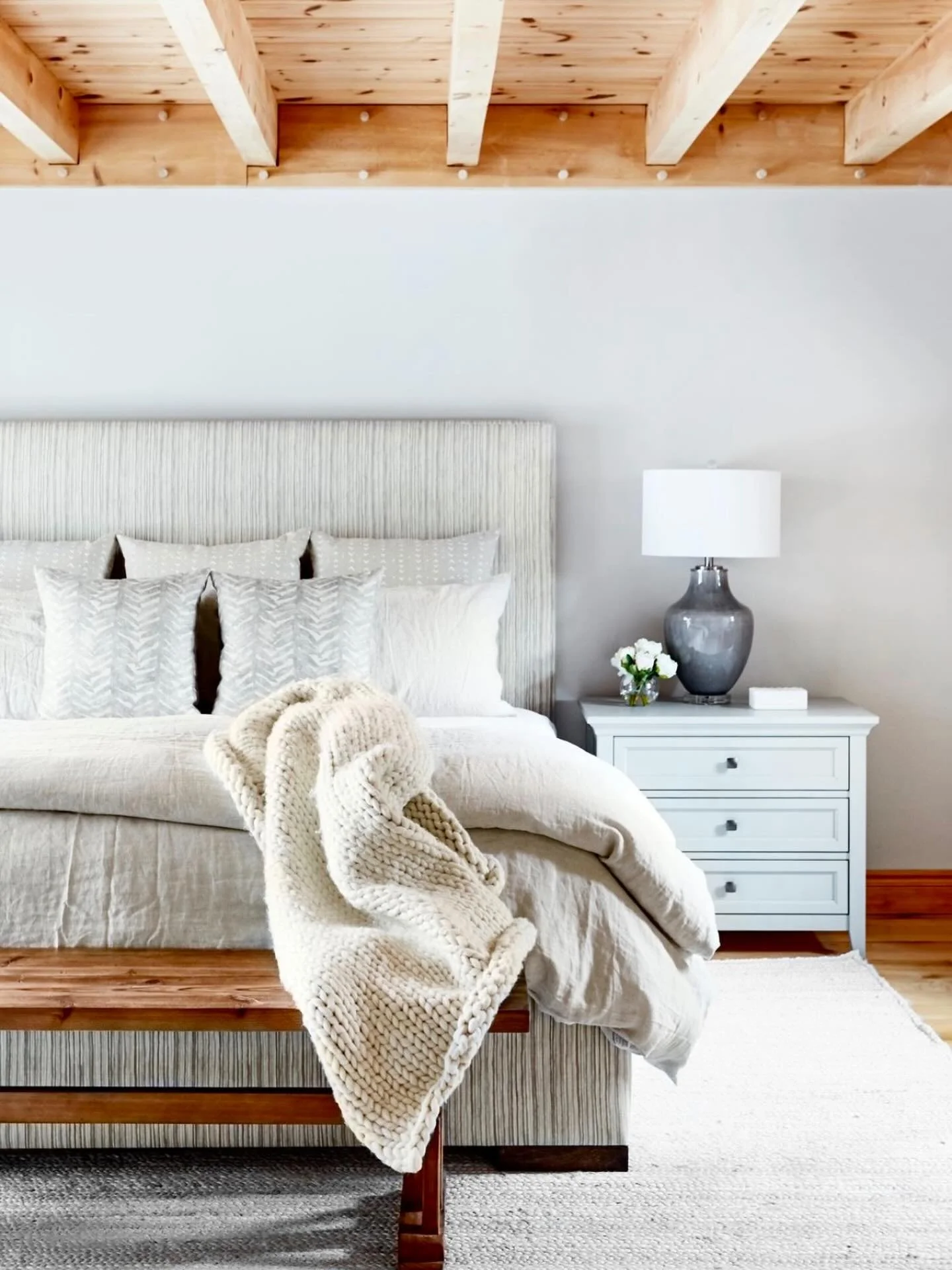 Today is the perfect day to reminisce about our Collingwood ski chalet project - a cozy, welcoming space that&rsquo;s ideal for enjoying a snowy day like today! 

#collingwood #skichalet #snowday #torontodesigner #torontointeriordesigner