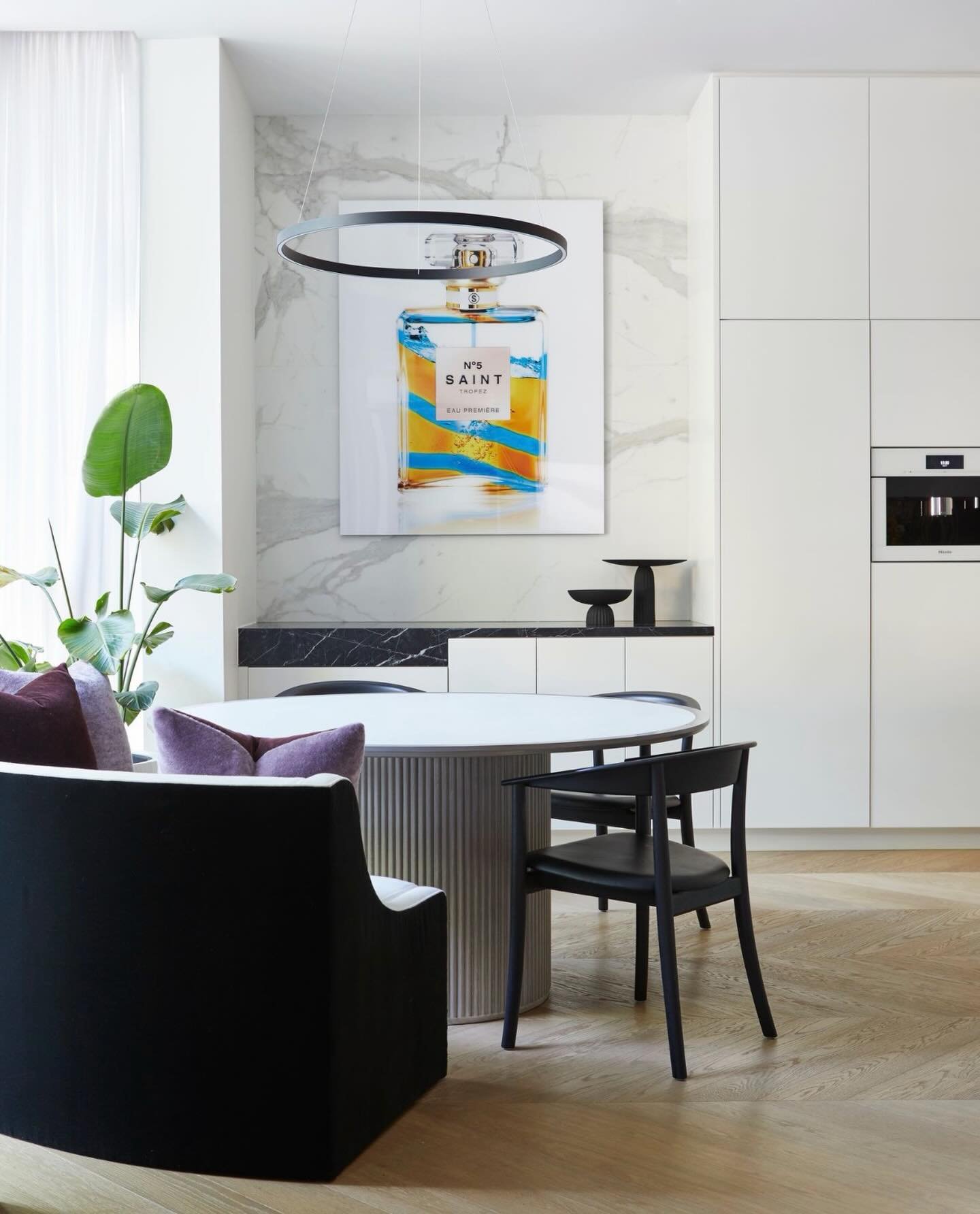 A perfect place to start the day and inspire creativity. 

#toronto #torontointeriordesigner #kitchendesıgn #art #popofcolour