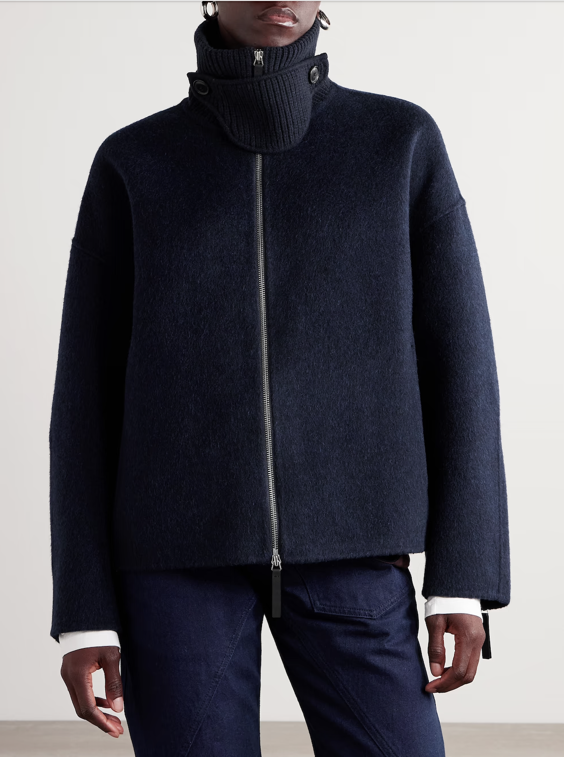 tendencias-de-moda-funnel-neck-coats-dani-fernazer-azul.png