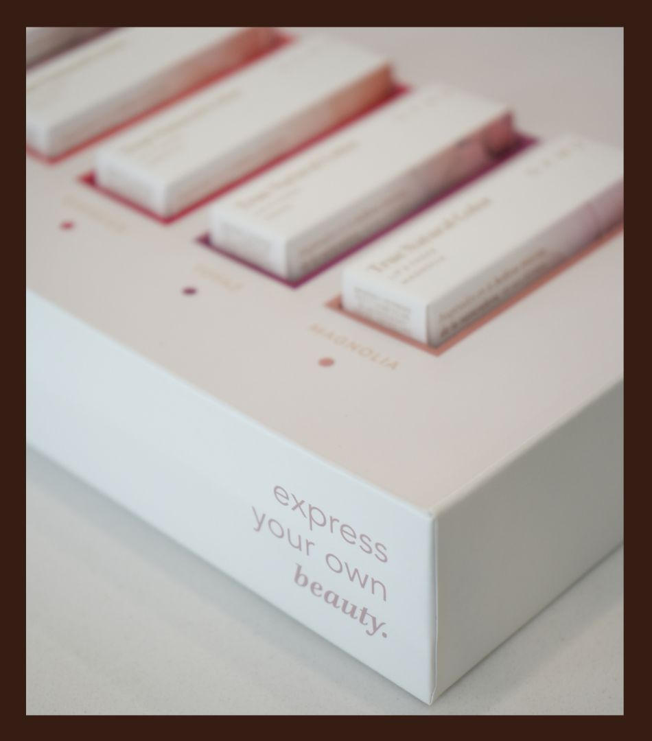 Caja de productos de belleza con el texto 'expres your own beauty' en la esquina.