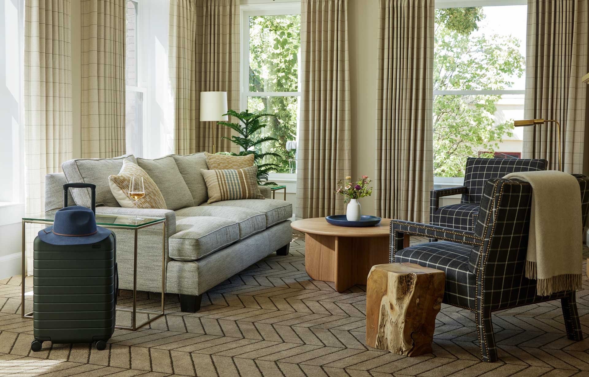 suite sitting area.jpg