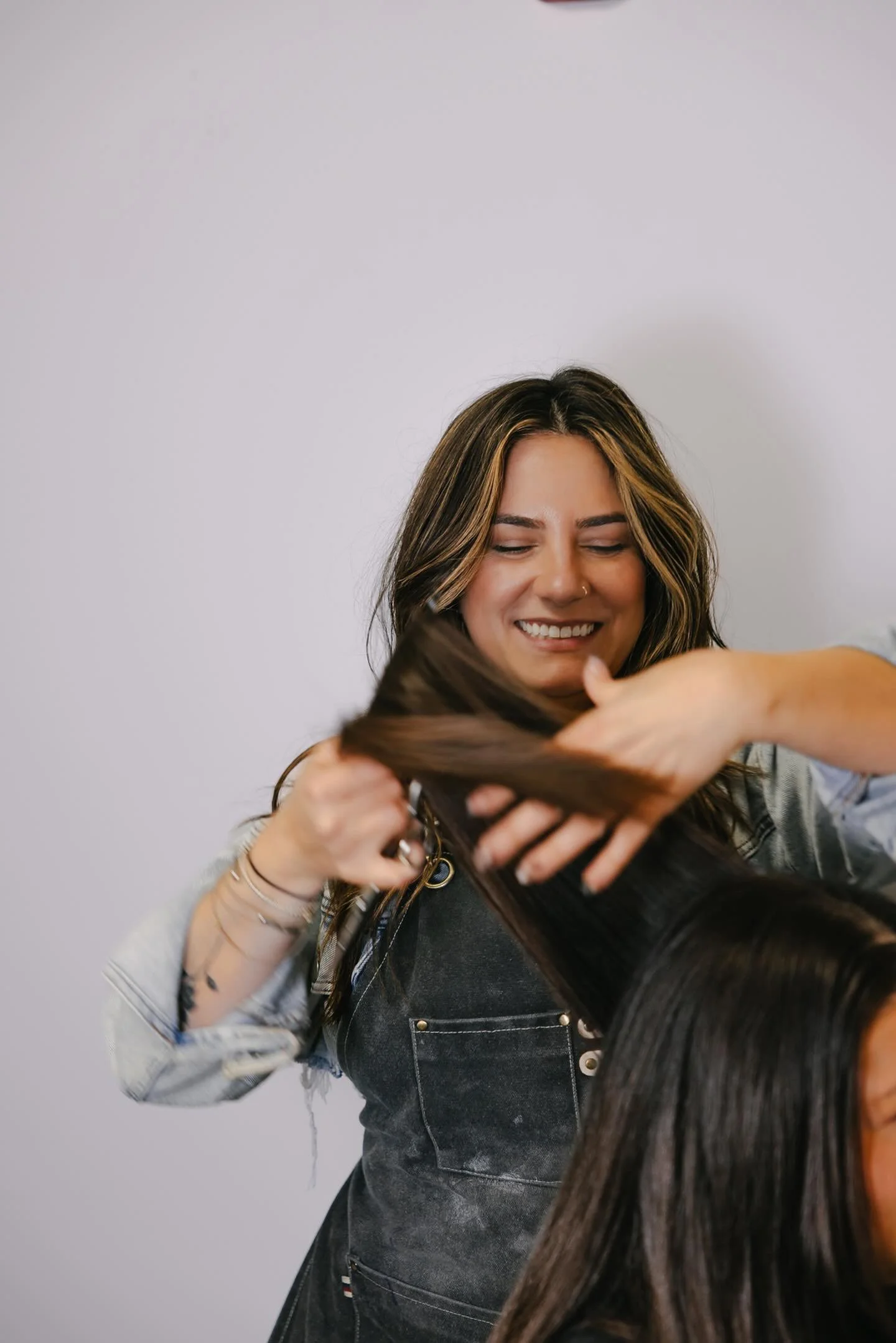 Learn the revolutionary hair extension method hair stylists in the U.S. are calling “the future of hand-tied.” Patent-pending. Physics-based. Zero glue, zero tension. 4–7 contact points per row, No glue, no tape, no end beads. Up-to 8 wefts per row.