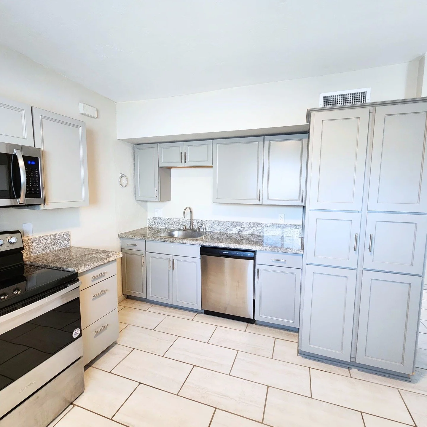 Join the Los Altos Community - 3 Bed/2 Bath Townhome w/In unit Laundry &amp; Community Pool! - Available NOW!

3 Bed 2 Bath Townhome in this Hidden Tucson Gem! Community features onsite amenities like a volleyball court, basketball hoop/half court, a