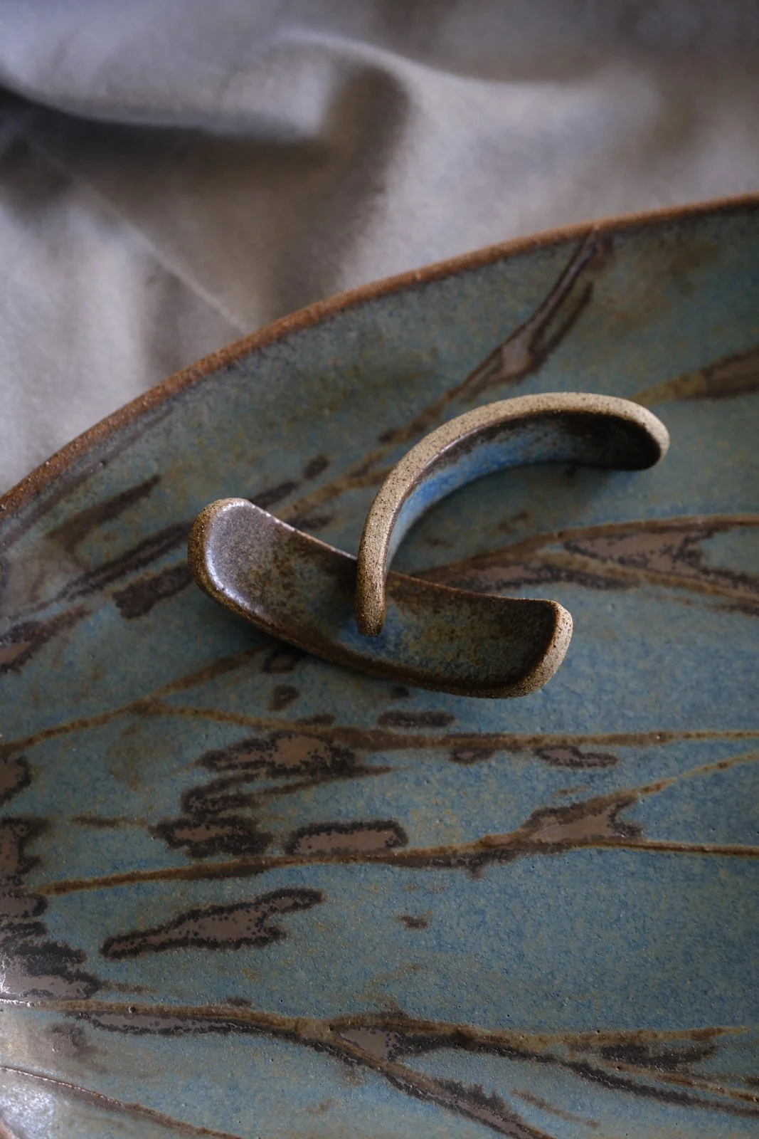 Matalic bronze accents on blue-grey earthy sushi plates