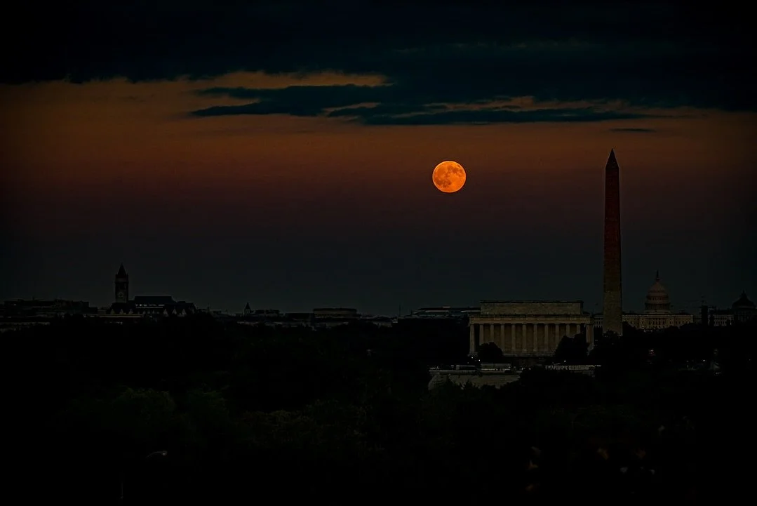 Returned to shooting with good friends (@k3vin.wayne, @saltysam94, @ericka_hume, @austin_heath_photography) tonight and finally, finally got a moonrise photo that's gorgeous😍 The Pumpkin/Harvest moon has never looked better 🎃🌔

PS: yes, I did thin