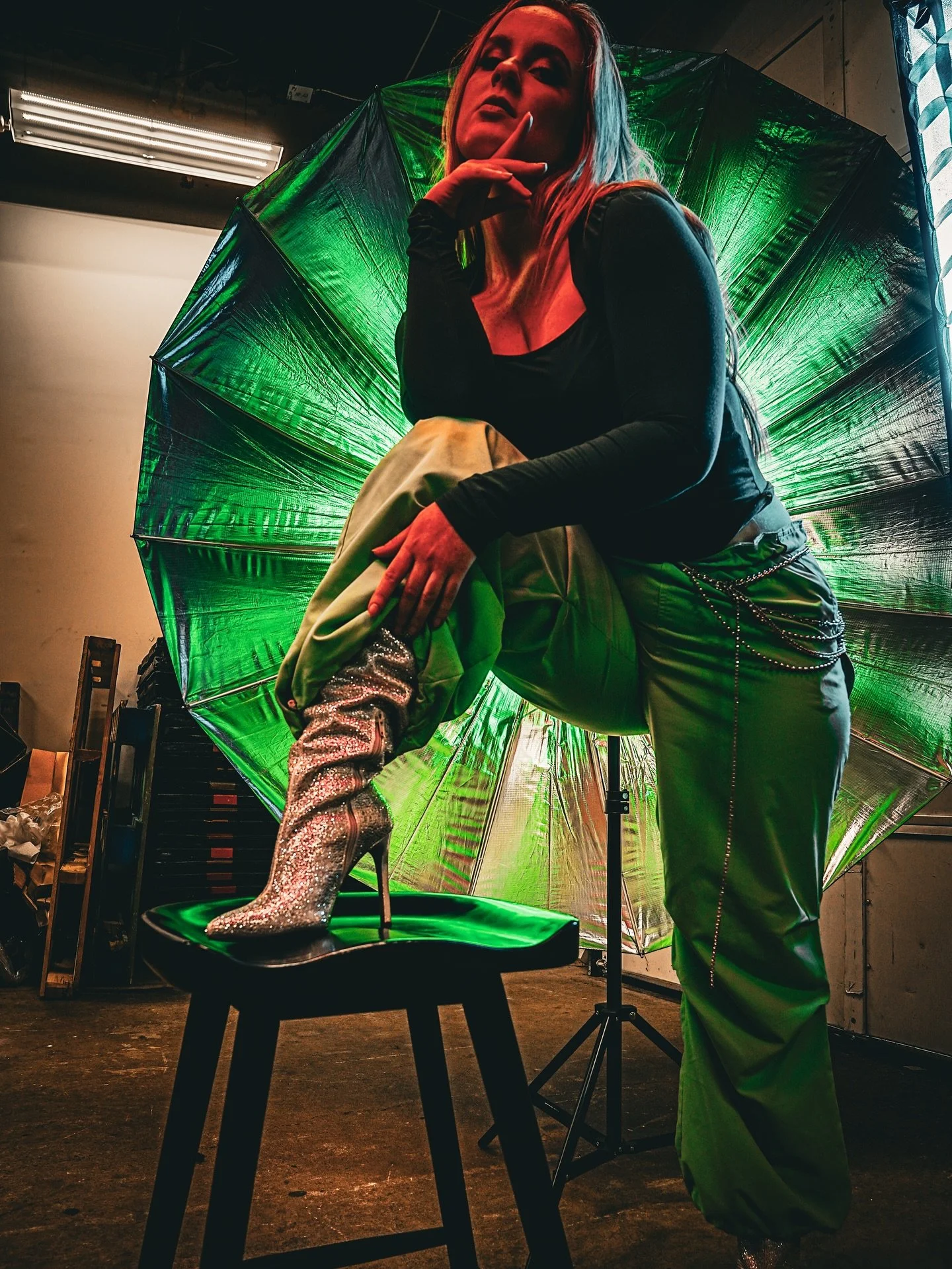 Been sitting on these for far too long. Had the chance to collaborate with @carrieshabe earlier this year and had an absolute blast shooting with her and experimenting with color gels 🟢📸

In frame: @carrieshabe
Lens: 24-70 GM 
Workshop: @studio_40e