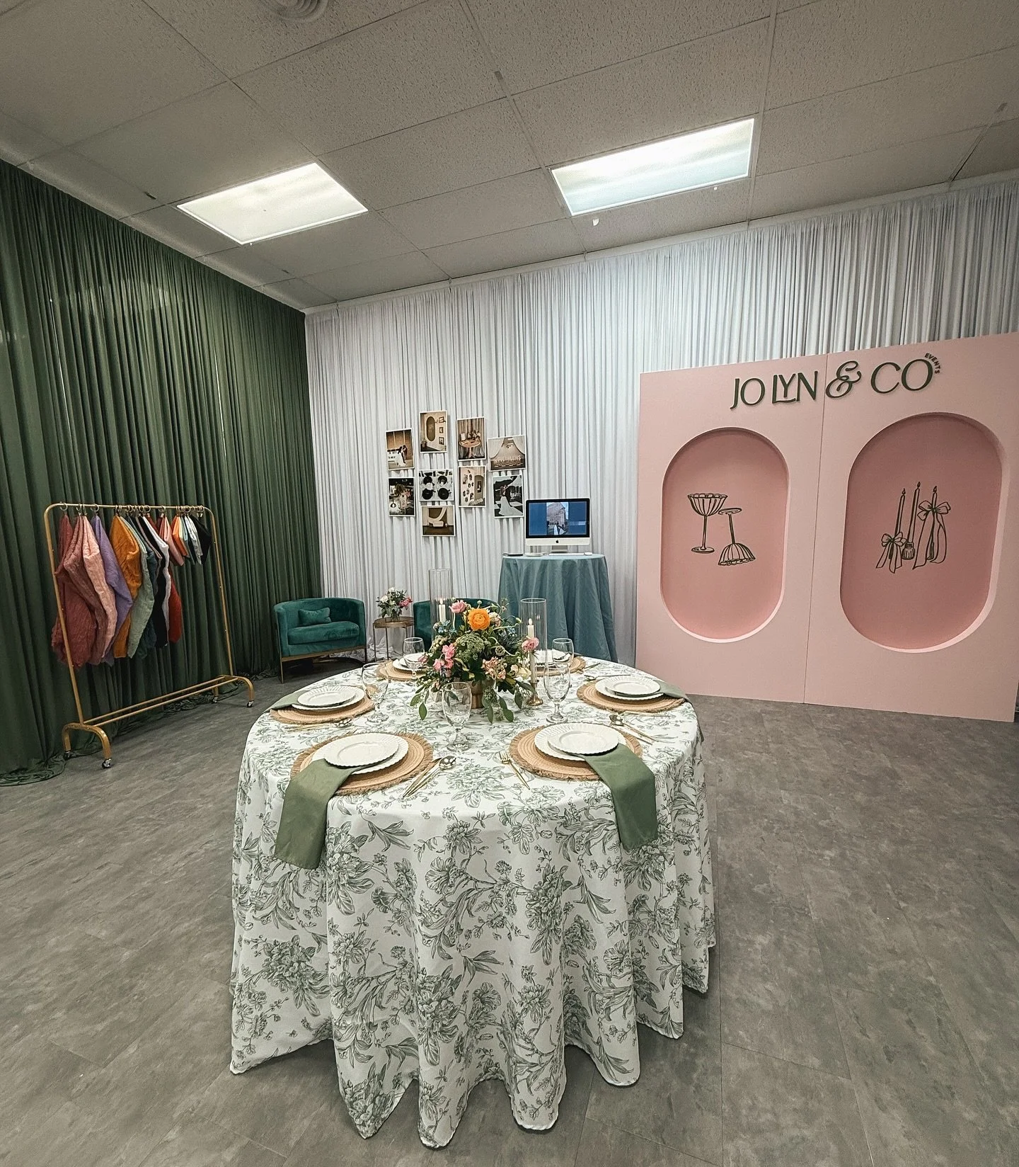 finally posting pics of our cutie booth from the Bridal Expo a few weeks ago. So fun to show off our new brand colors, logos &amp; materials. 

Thank you for hosting us, @venue_304 &amp; @weddings.rapro