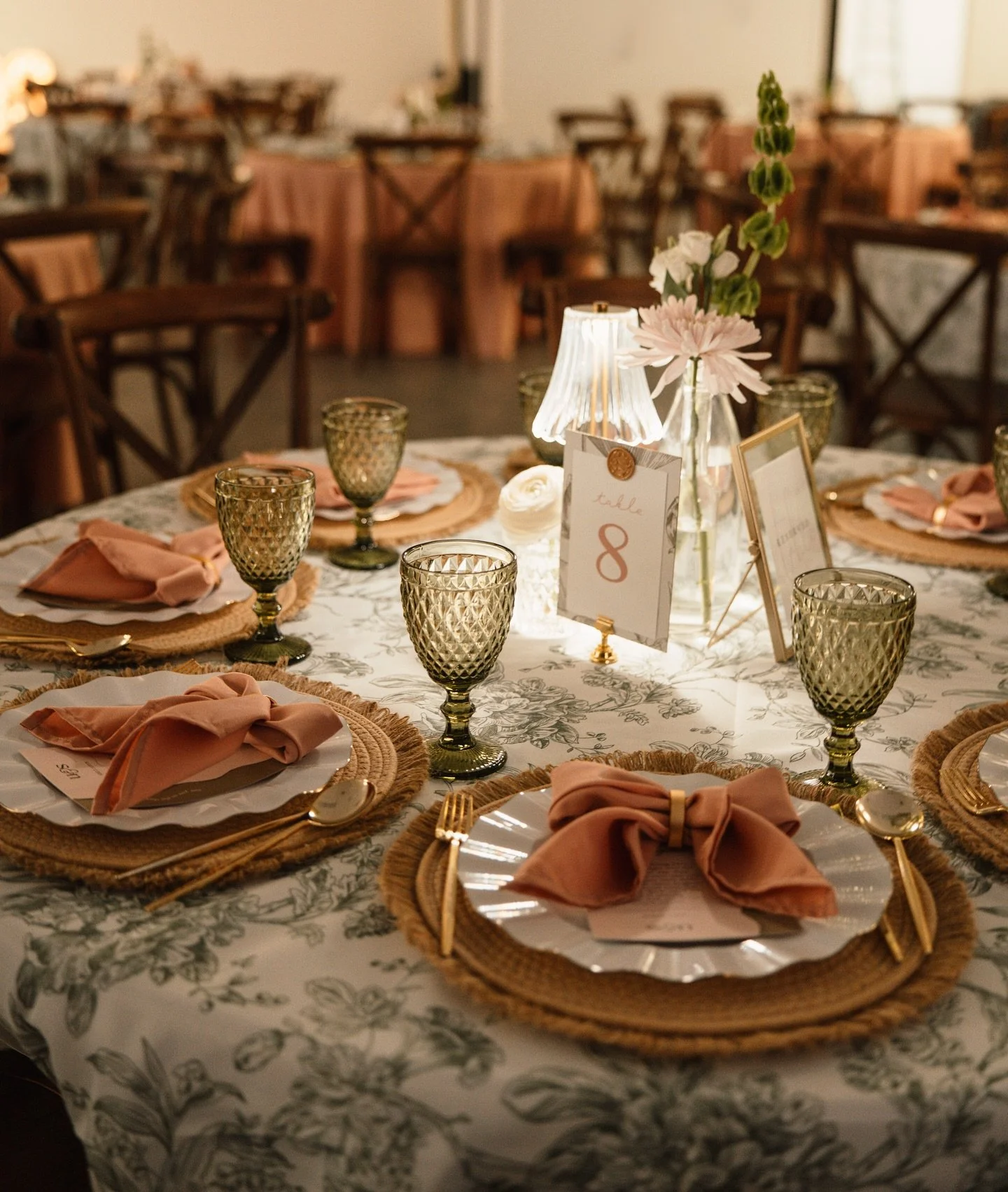 we love texture 👏🏼 
Mixing patterns, colors &amp; textures is an absolute MUST in our book. Still swooning over these tables!