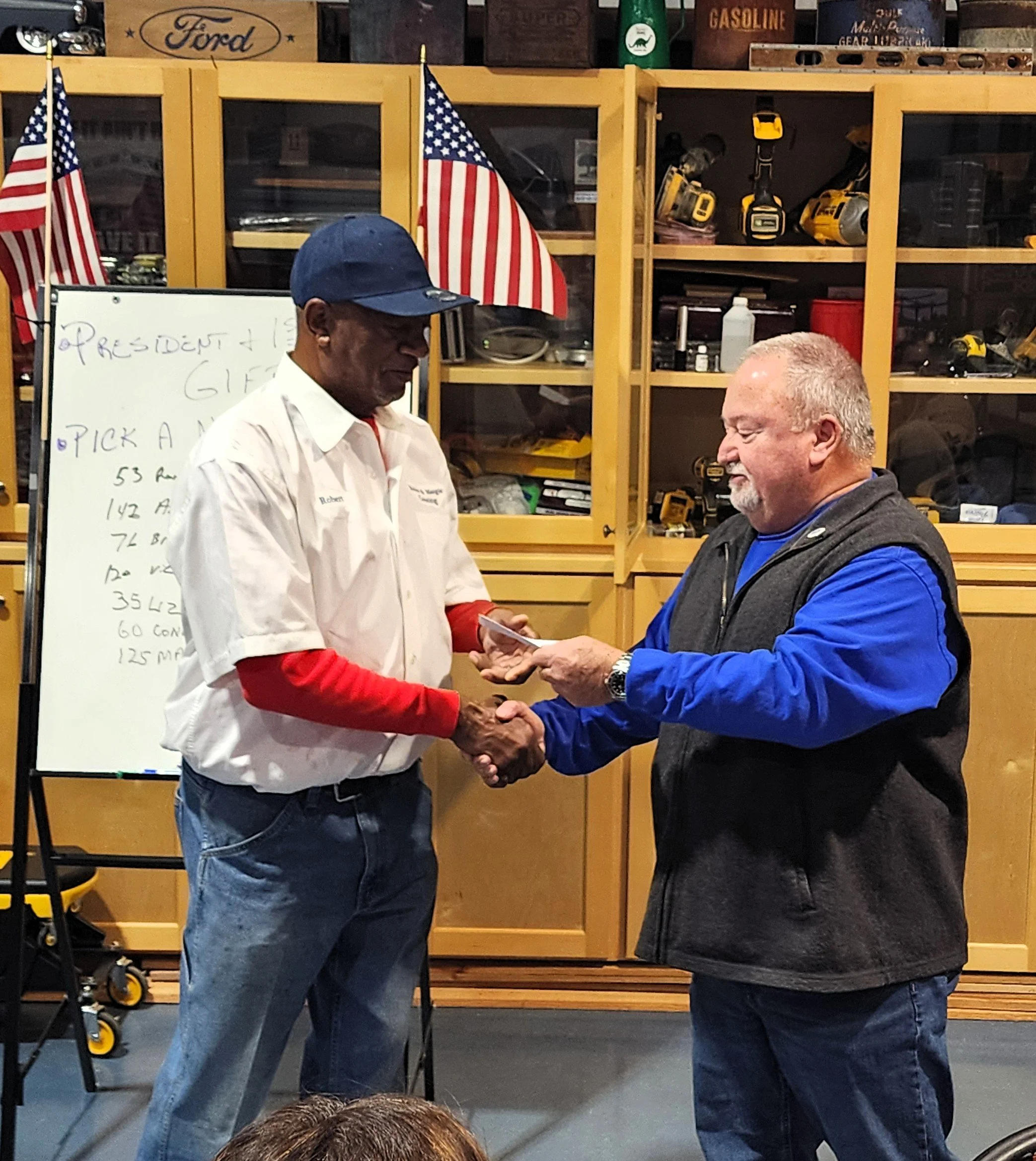 President Mark Smith presents the club gift to Robert.