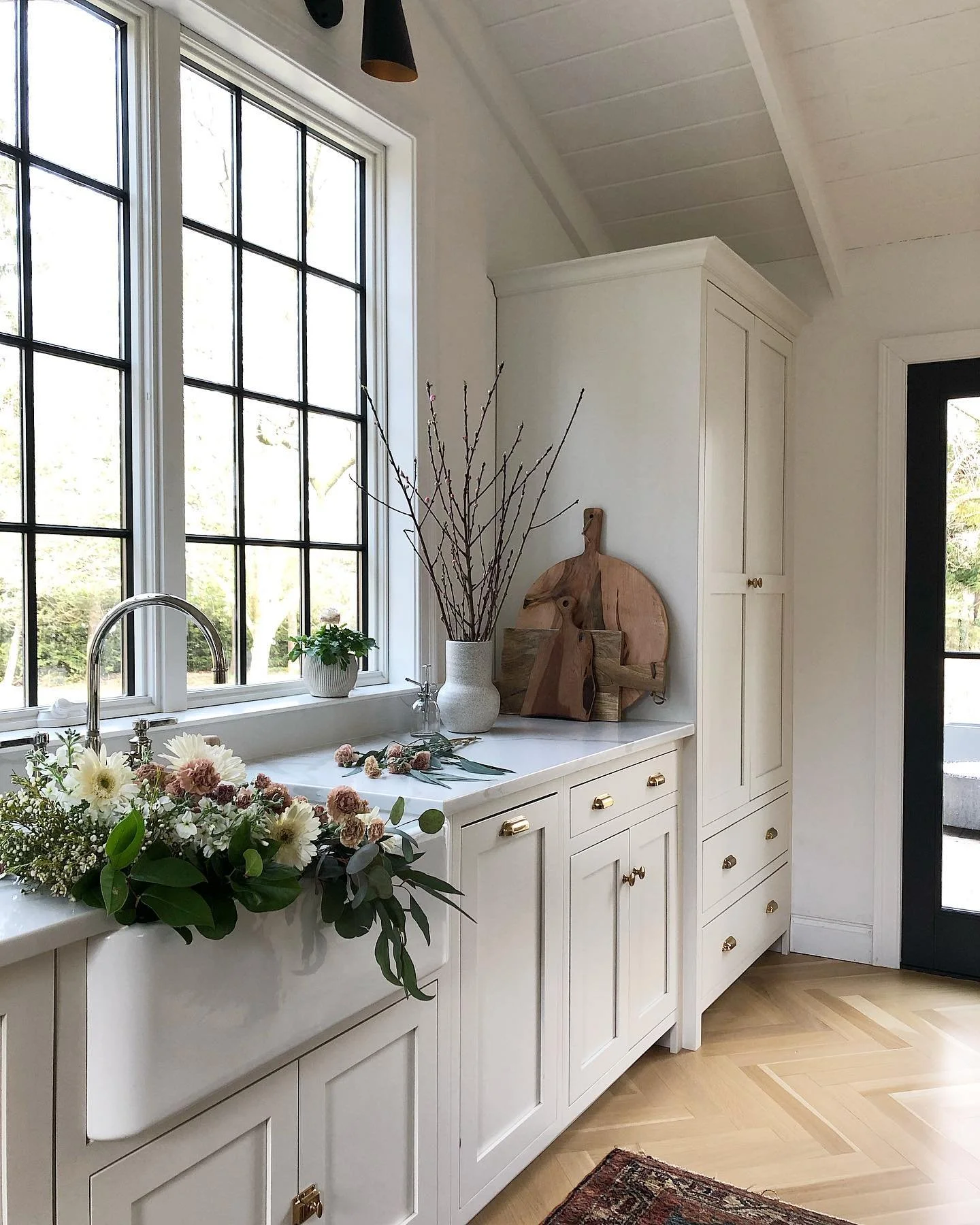 Not sure if all black windows work with your home? Try mixing black grilles with white frames for a dramatic, yet sophisticated look!
#andersenwindows