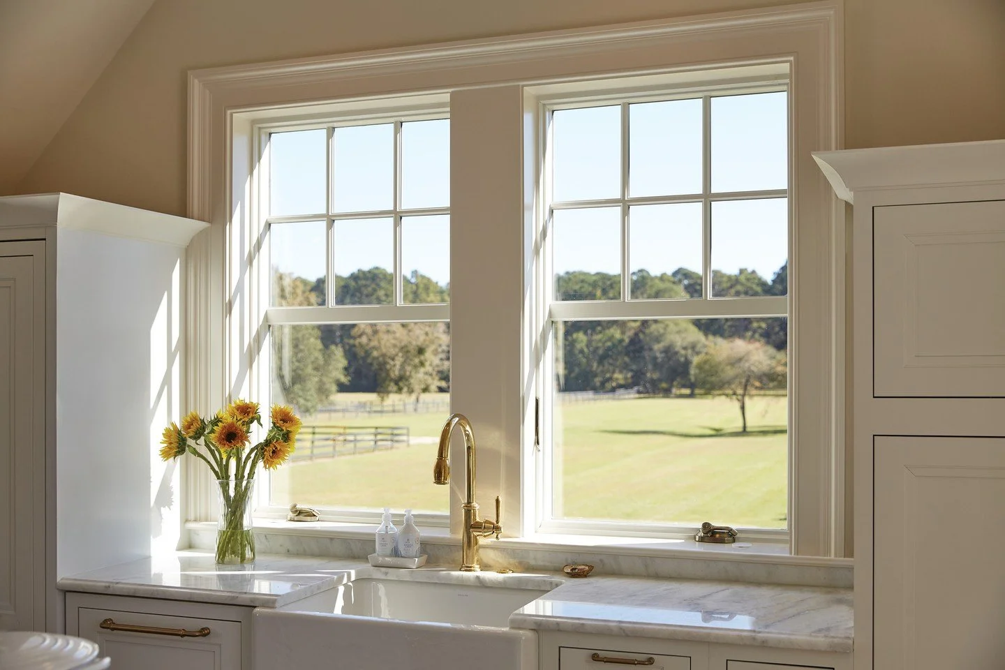 Casement windows = kitchen MVPs! 🏆We&rsquo;re loving these Andersen 400 Series White Casement Windows&mdash;perfectly placed above the sink for easy-open convenience with a sleek crank handle. Let the fresh air in while you cook, clean, or just enj