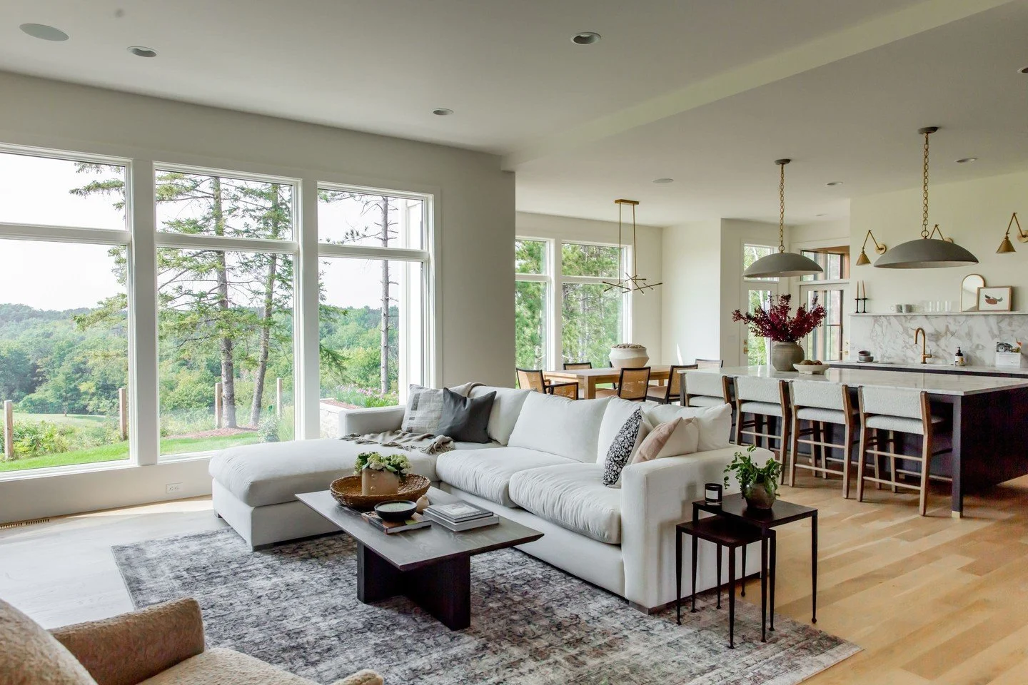 🌟 Frame your world in style! 🌟
 Andersen 400 Series picture and transom windows bring elegance, light, and expansive views into your home. Whether you're enjoying a quiet morning or hosting friends, these windows create a stunning focal point that 