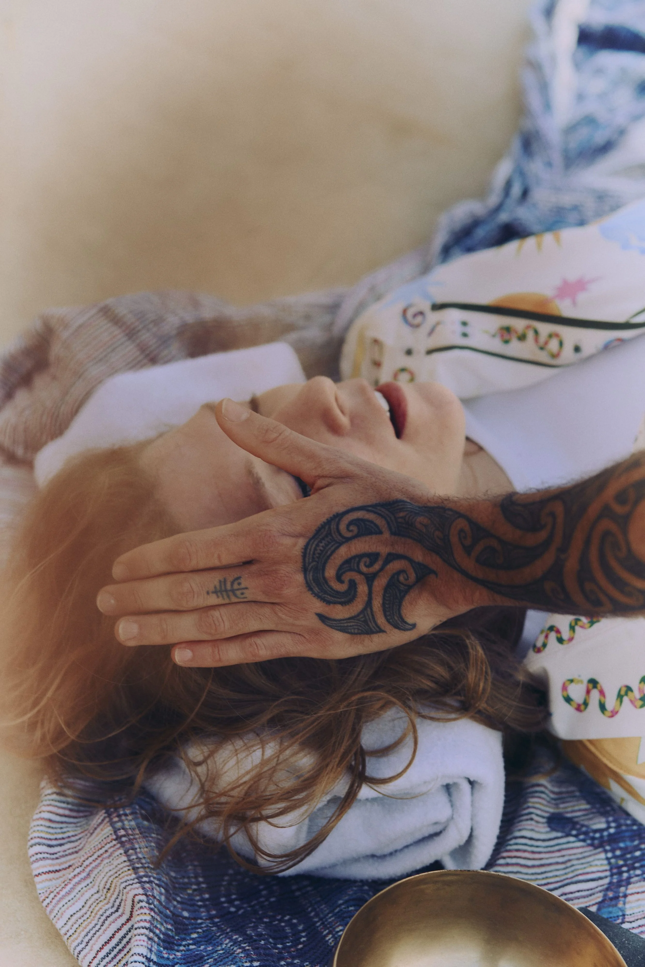 Persona che riceve una sessione di breathwork liberandosi di ansia e stress