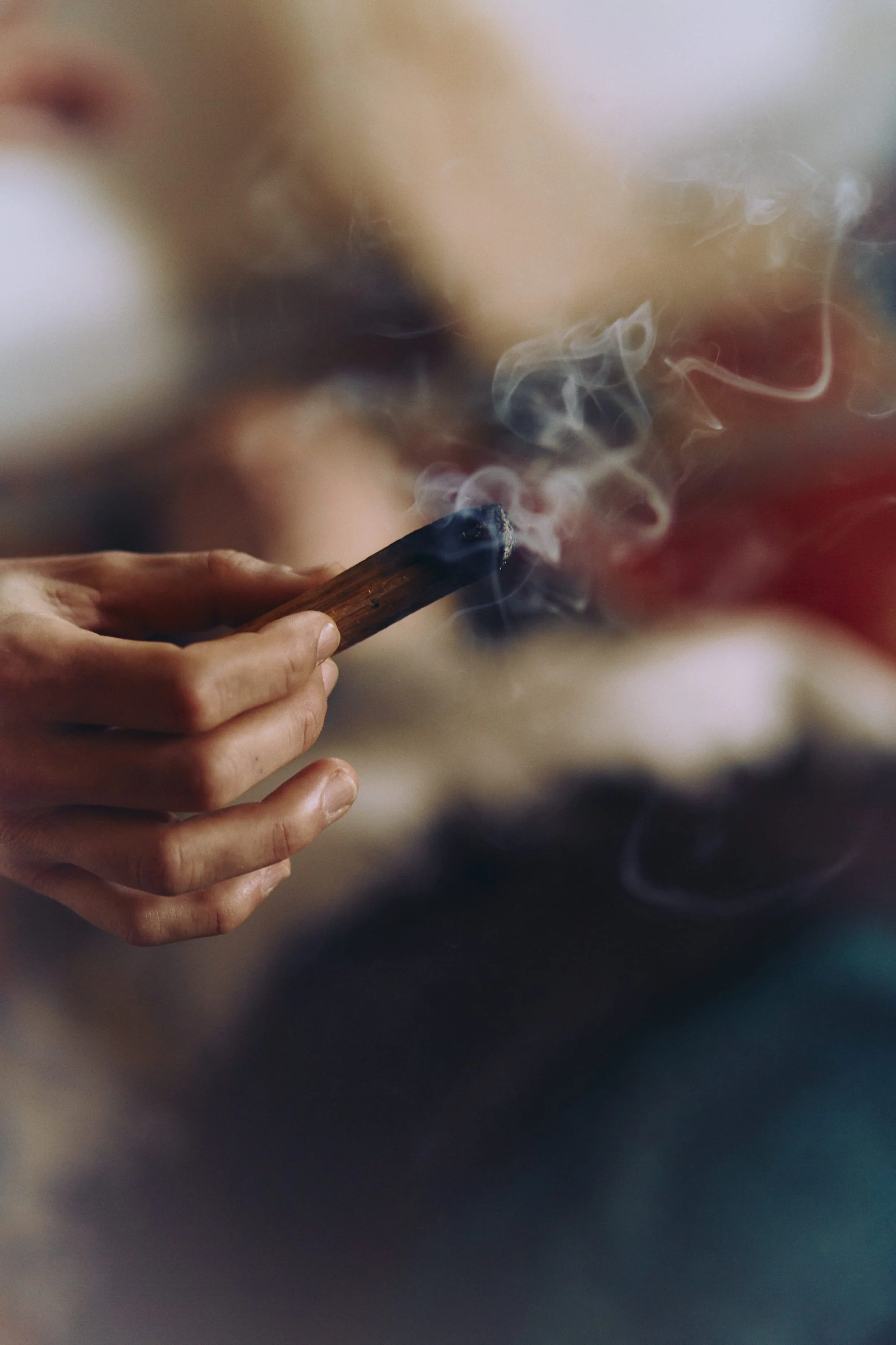 Accensione palo santo durante sessione di breathwork