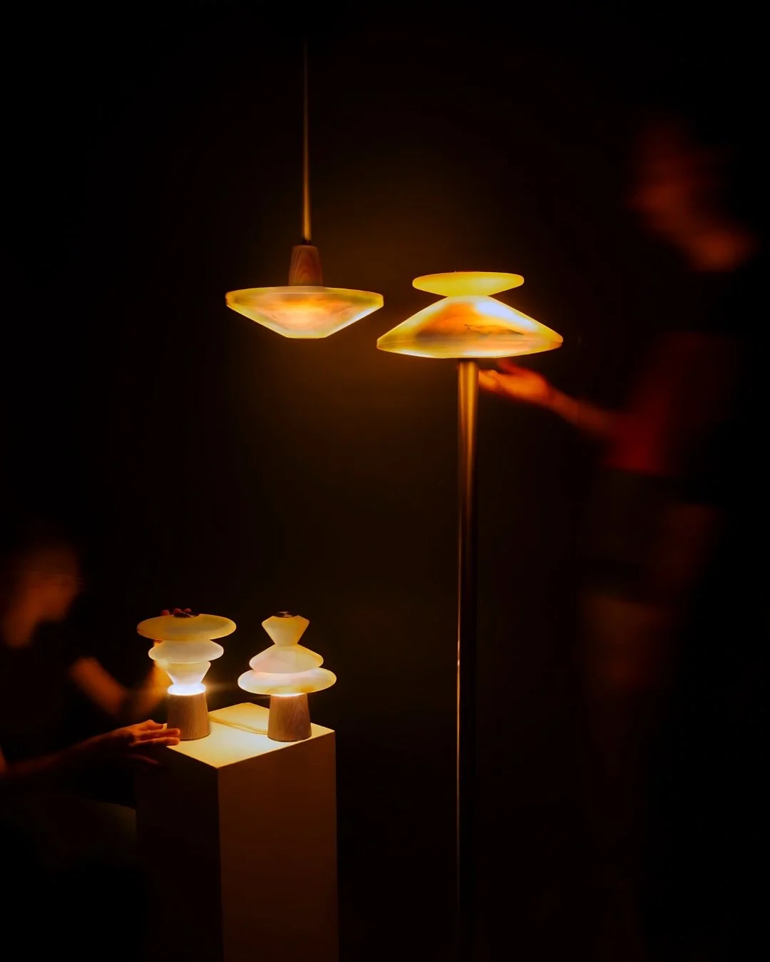 La colecci&oacute;n Roka, desarrollada en colaboraci&oacute;n con And Jacob, celebra el encuentro entre la piedra y la luz. Cada l&aacute;mpara de piso es una escultura funcional donde la materia natural se convierte en protagonista del dise&ntilde;o