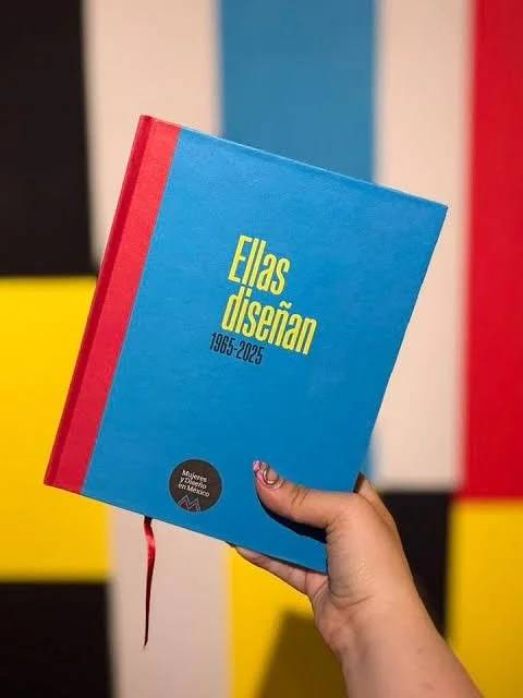 ✨ Ya disponible en nuestro sitio web ✨
El libro Ellas diseñan. 1965–2025 celebra seis décadas del diseño editorial femenino en México, reuniendo el trabajo de 27 diseñadoras mexicanas que han transformado la