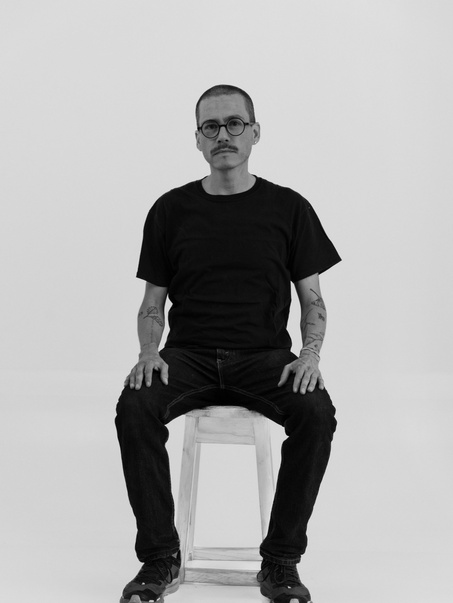 Davit Nava, escultor autodidacta y licenciado en Ciencias Ambientales, desarrolla desde 1999 una obra donde el arte se convierte en conciencia ecol&oacute;gica. A trav&eacute;s de la escultura, invita a reflexionar sobre nuestra relaci&oacute;n con l