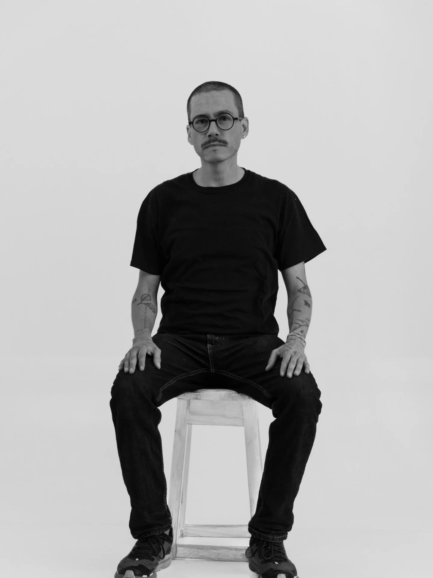 Davit Nava, escultor autodidacta y licenciado en Ciencias Ambientales, desarrolla desde 1999 una obra donde el arte se convierte en conciencia ecol&oacute;gica. A trav&eacute;s de la escultura, invita a reflexionar sobre nuestra relaci&oacute;n con l