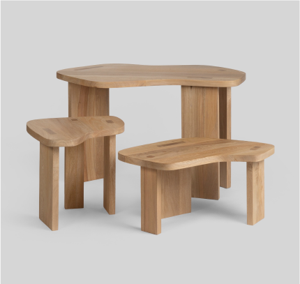 Mesa de madera con dos bancos pequeños y un banco grande, diseño simple y moderno