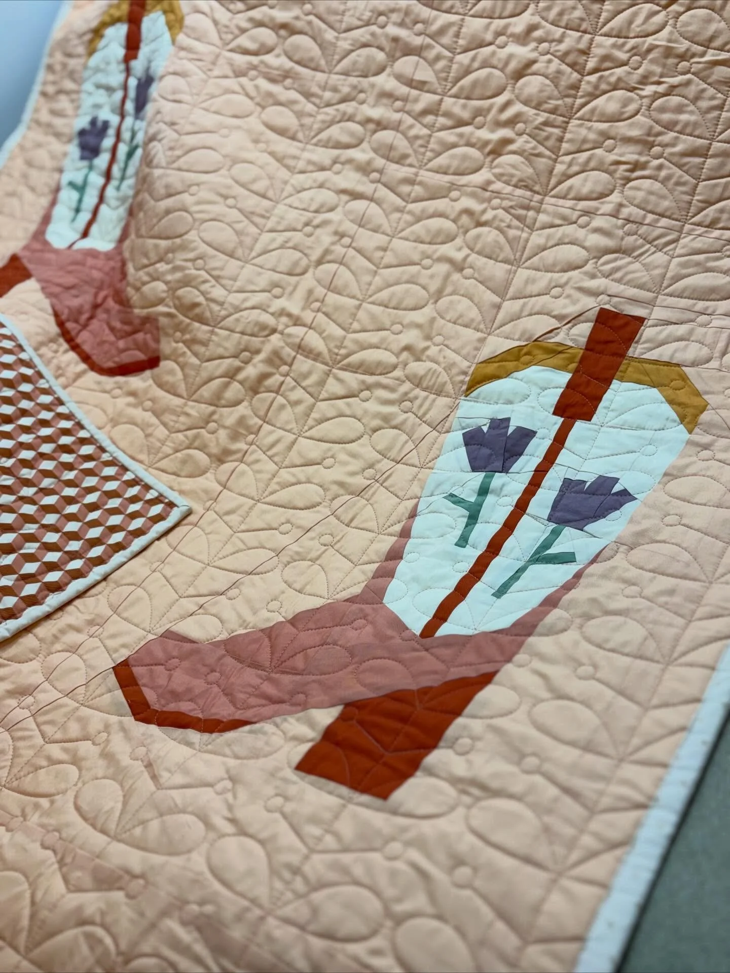 Just another look at this quilt because I&rsquo;m obsessed with it 😍😍

Pattern: Blushing Boot by @the.weekendquilter 
Fabric: Suzy Quilts Pure Solids &amp; Duval @artgalleryfabrics @suzyquilts 
Pantograph designed by @juliehirt 
Quilting by @milkan