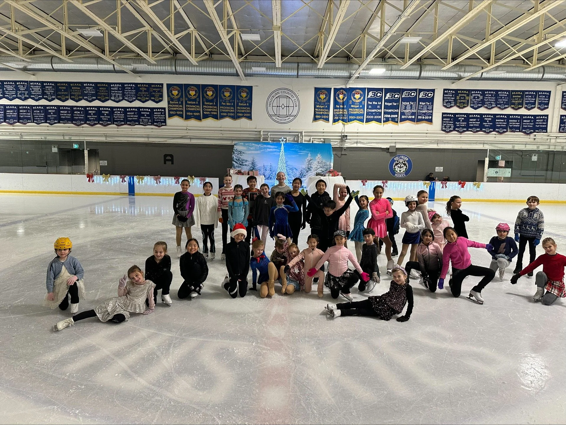 City Lights &amp; Silver Bells was a huge success! Congratulations to all the skaters on your awesome performances!
.
.
#hollyburnskating #hcc #aclubforlife #hollyburncountryclub #westvan #sportsclub