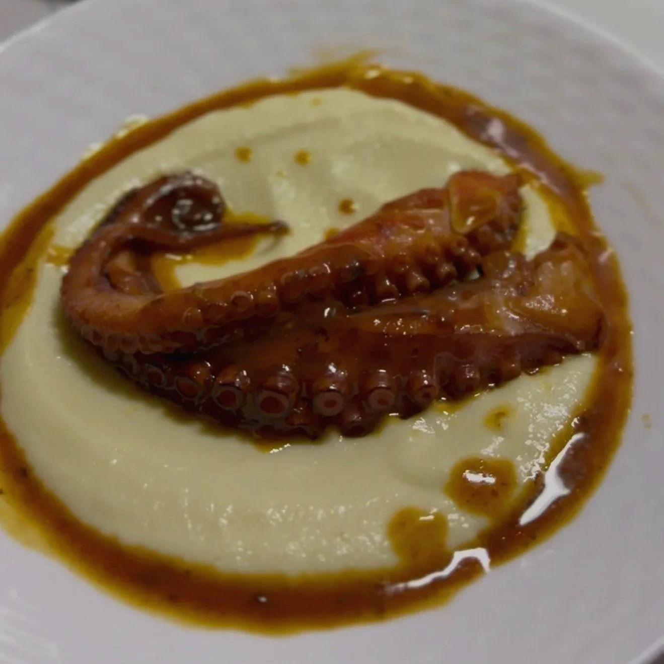 Pulpo con puré de coliflor y salsa de chipotle