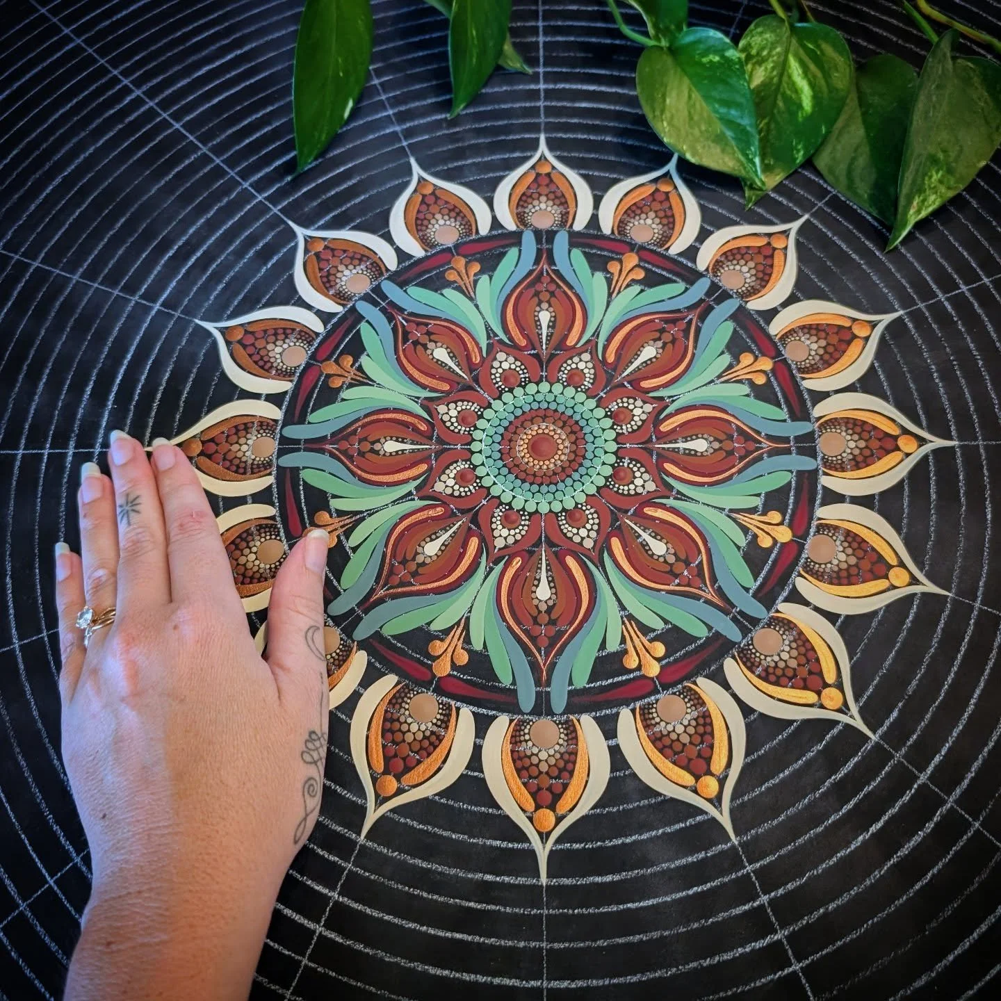 ✨🌿🏵️🤎The start of something beautiful...Feeling all the good energy from the start of this 30" commissioned piece🤎🏵️🌿✨

#mandala #tucsonartist #mandalaartist #bohoart #mandalapassion