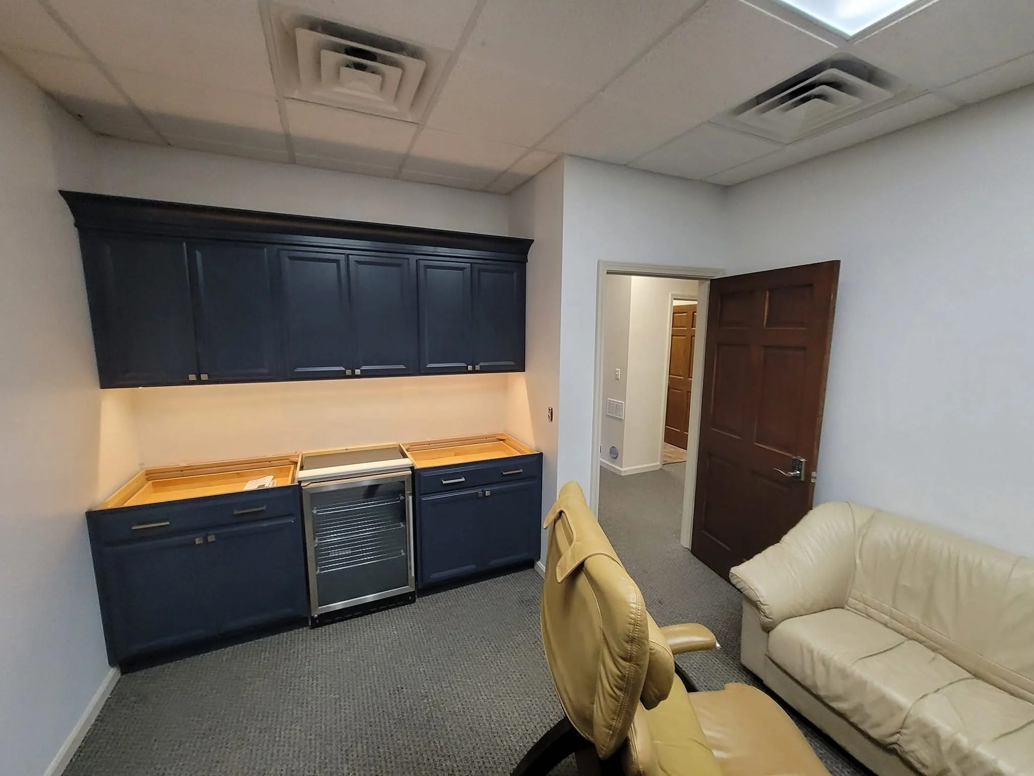 Sleek Office Remodel – Modern Storage, Clean Finishes, and a Professional Upgrade
This office remodel delivers a sharp, modernized workspace with custom cabinetry, upgraded lighting, and functional storage designed to elevate productivity and style. 