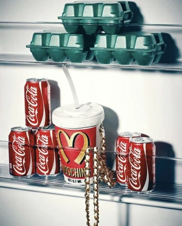 𝘎𝘳𝘰𝘤𝘦𝘳𝘪𝘦𝘴, 𝘣𝘶𝘵 𝘮𝘢𝘬𝘦 𝘪𝘵 𝘧𝘢𝘴𝘩𝘪𝘰𝘯.
𝘌𝘨𝘨𝘴 𝘰𝘯 𝘵𝘰𝘱. 𝘊𝘰𝘬𝘦 𝘰𝘯 𝘪𝘤𝘦. 𝘋𝘦𝘴𝘪𝘨𝘯𝘦𝘳 𝘤𝘶𝘱 𝘣𝘦𝘤𝘢𝘶𝘴𝘦&hellip; 𝘰𝘣𝘷𝘪𝘰𝘶𝘴𝘭𝘺.

𝗪𝗵𝗼 𝘀𝗮𝗶𝗱 𝗹𝘂𝘅𝘂𝗿𝘆 𝗰𝗮𝗻&rsquo;𝘁 𝗹𝗶𝘃𝗲 𝗶𝗻 𝘁𝗵𝗲 𝗳𝗿𝗶𝗱𝗴𝗲?

