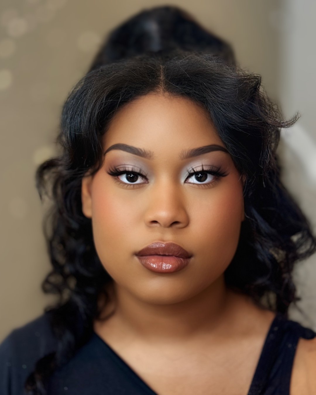 Soft glam DONE RIGHT 😍✨

Flawless skin, defined eyes, soft neutral tones, and lashes that pull the whole look together 👏🏽💋

This full face makeup look is perfect for birthdays, photoshoots, date nights, graduations, or anytime you want to feel TH