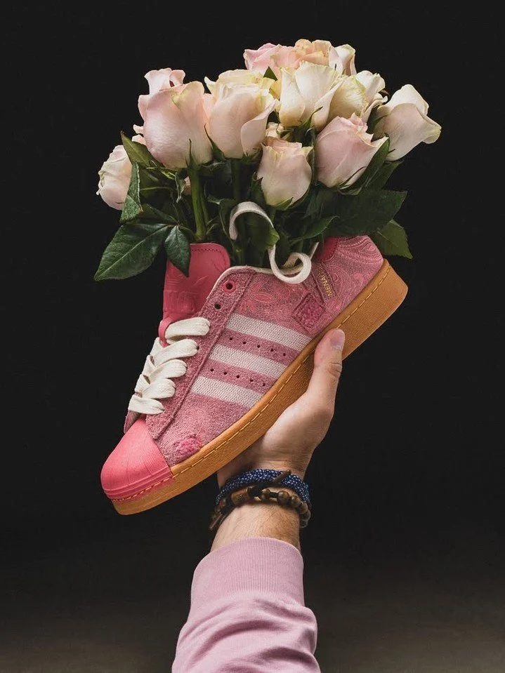 Somewhere between feminine, classy, and &ldquo;don&rsquo;t play with me&rdquo; 🌸👟✨

#PinkVibes #SoftLife #PrettyAesthetic #LuxuryMood #SneakerStyle #GirlyThings #PinkDetails #MainCharacterEnergy #SoftGirlEra #CuteAesthetic #RoseMood #FashionAesthet