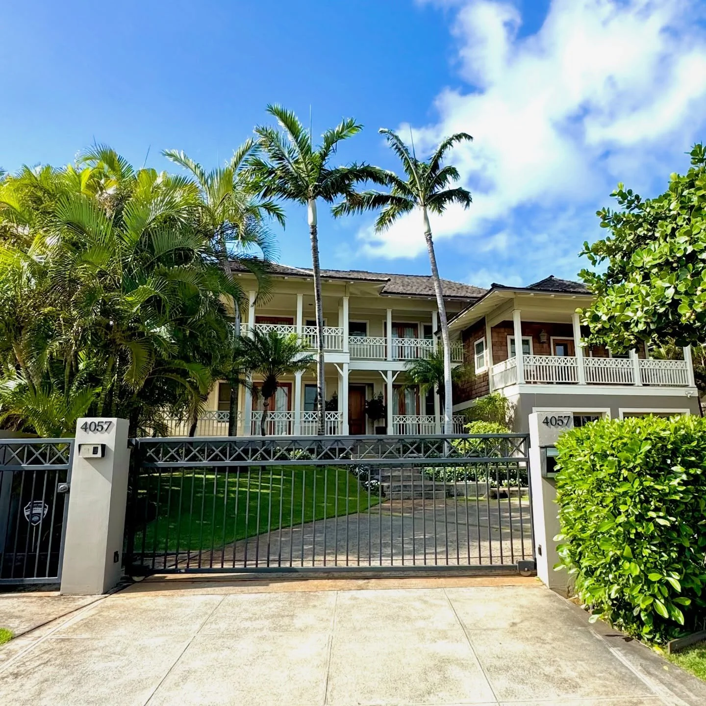 Put 8 miles on the legs this morning exploring #diamondhead neighborhoods and nature 💪🏼🌿

#hawaii #oahu #realestate #architecture