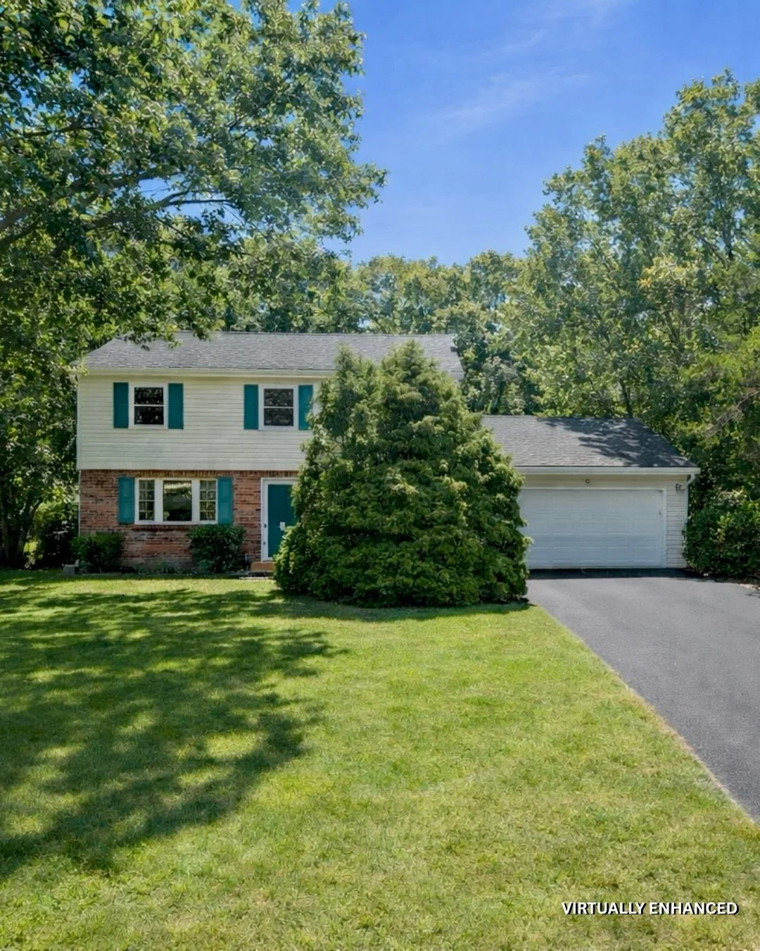 In only 10 days on market&hellip; what&rsquo;s not to love about 26 Lovell Rd? ❣️

South of the highway and minutes to Dune Road&rsquo;s ocean beaches, this is a rare good bones, great location opportunity you don&rsquo;t see often.

With 2,334 sq ft