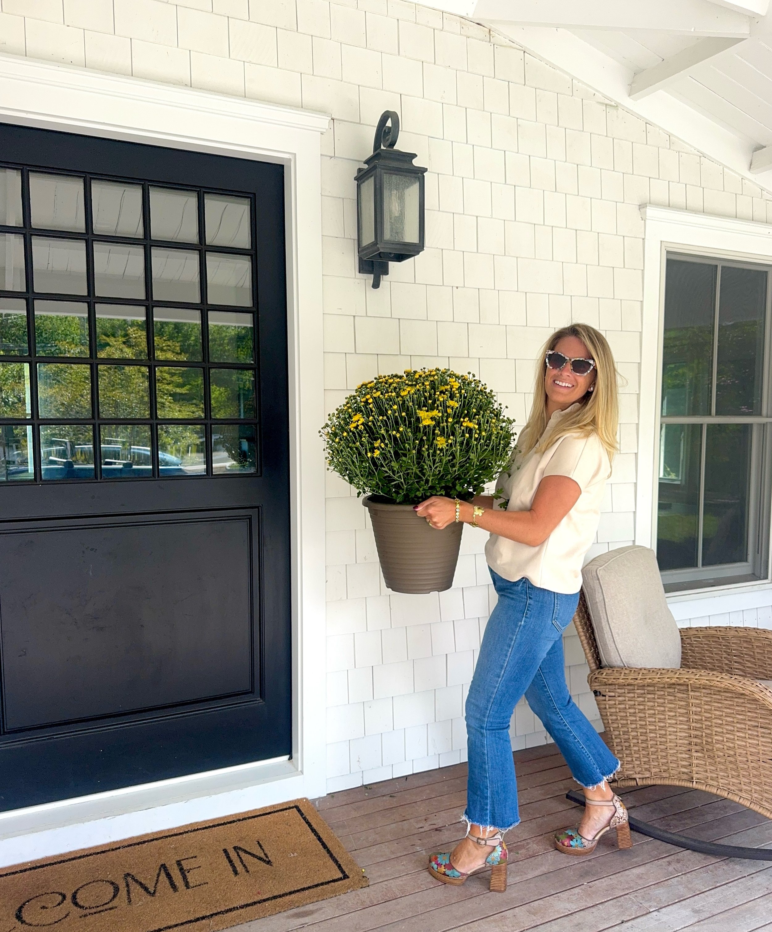 Mum&rsquo;s the word&hellip; 🌼 except I&rsquo;ve always got lots to say! Come see me at 11 Shinnecock this weekend 12:30-2:30 Saturday &amp; Sunday 🌧️ or ☀️! 

No 🎃 yet, but this summer girl is starting to lean into fall&hellip; 

11 Shinnecock Rd