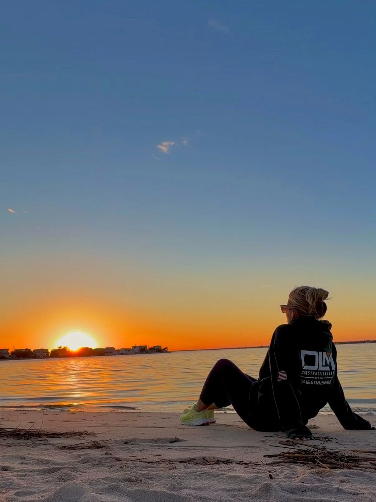 Sunrises over the ocean, sunsets on the bay 🙌🏼 

📍 Pond Point, WHB 

#local #hamptons #sunset #westhampton #sunset