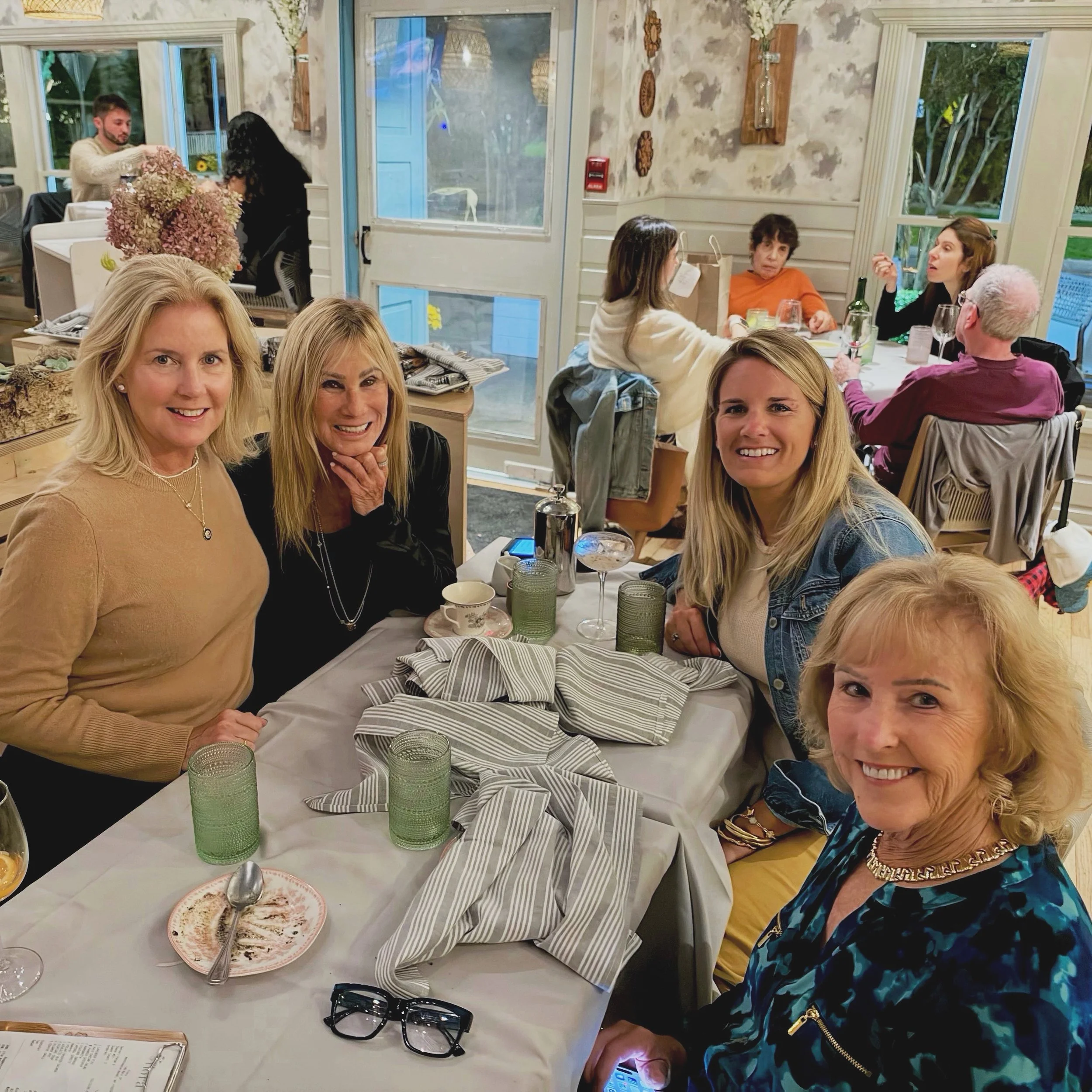 The season flew by&hellip;! Sending my 🎾 moms off to Florida, but trying to convince them Hawaii is better! Always great food &amp; great times at @eatdrinkloveflora 🥂 

#local #hamptons #friends #westhampton #westhamptonbeach