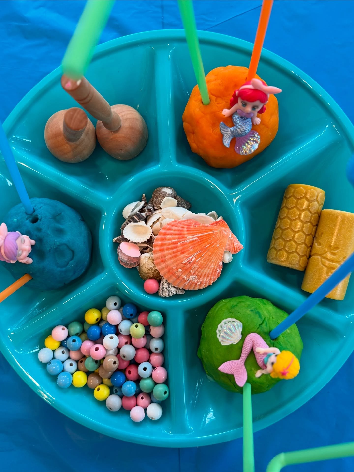 🌊 Surf&rsquo;s up, sensory style! 🐚✨
What&rsquo;s not to love about a themed tray full of homemade play dough, mermaids, seashells, and tiny treasures? This beachy setup is making waves!

#maplewoodmoms #somapsolife #shorthillsnjmoms #summitnjmoms 