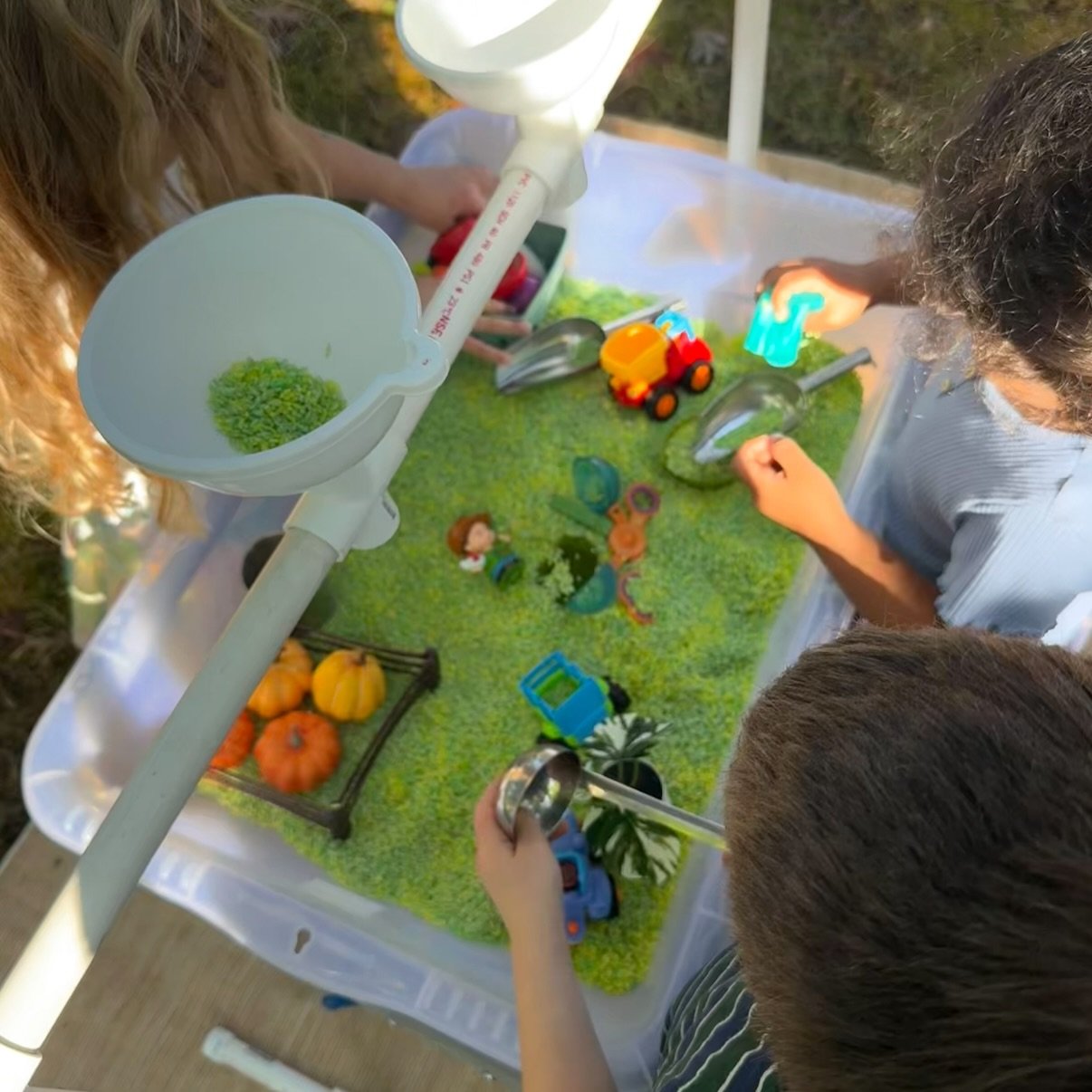 Tiny hands hard at work ☀️

#playislearning #playistheworkofchildhood #sensoryactivity #njfamily #njfamilies
