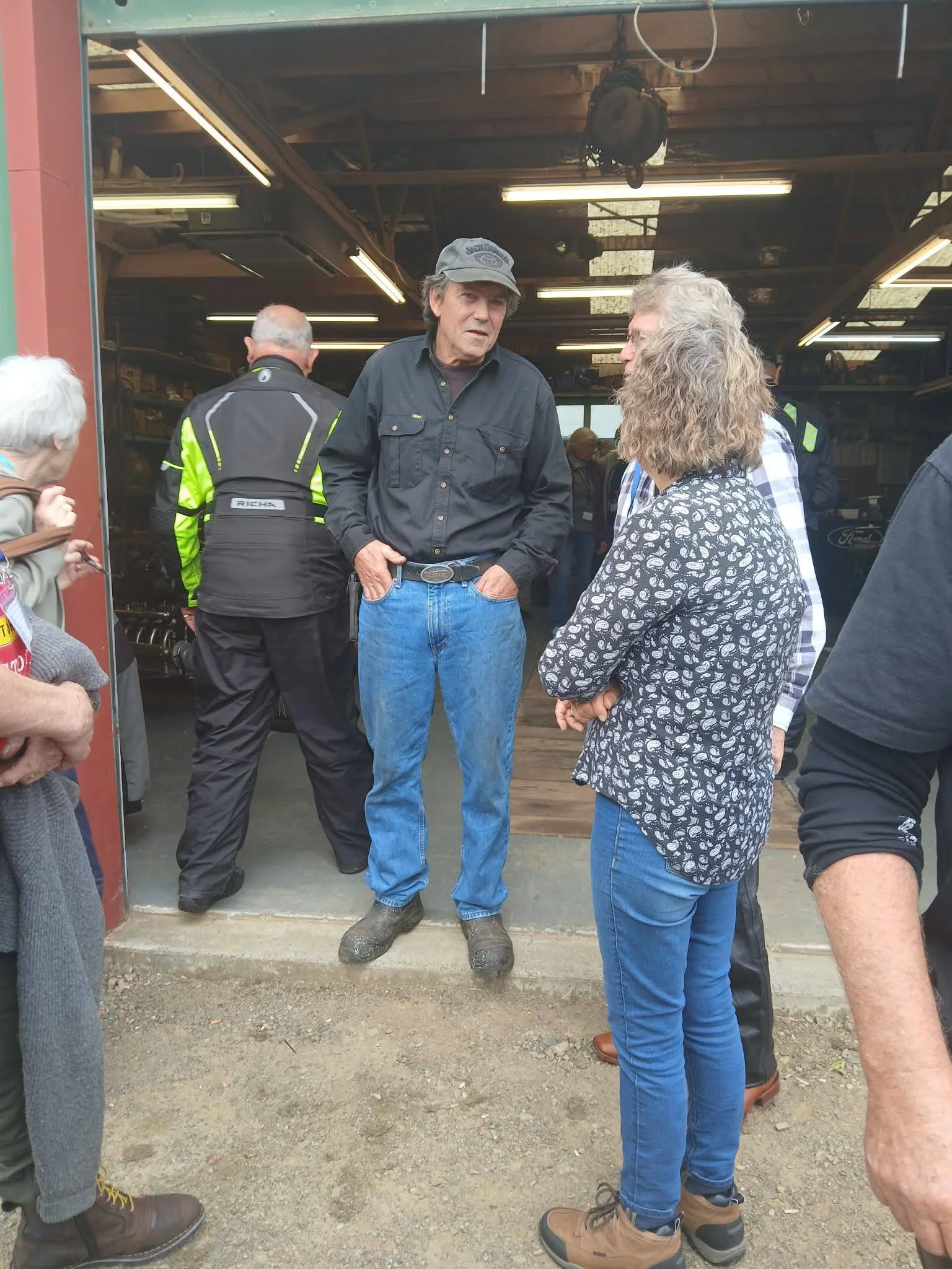Jeff chats to some BSA owners who came to visit the workshop!