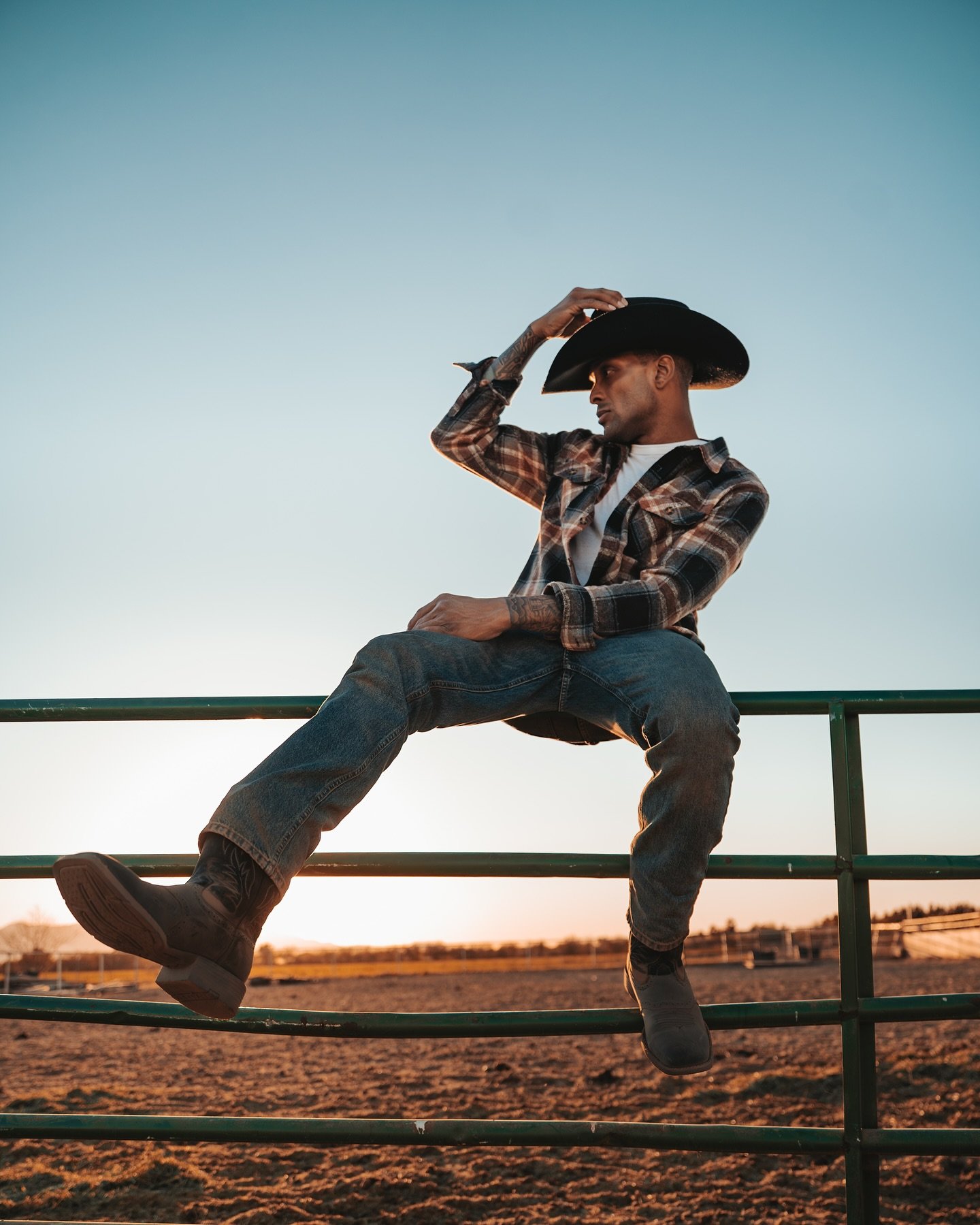 Howdy 🤠
model: @buttonzsosaucy
📸: @vivsvividmedia