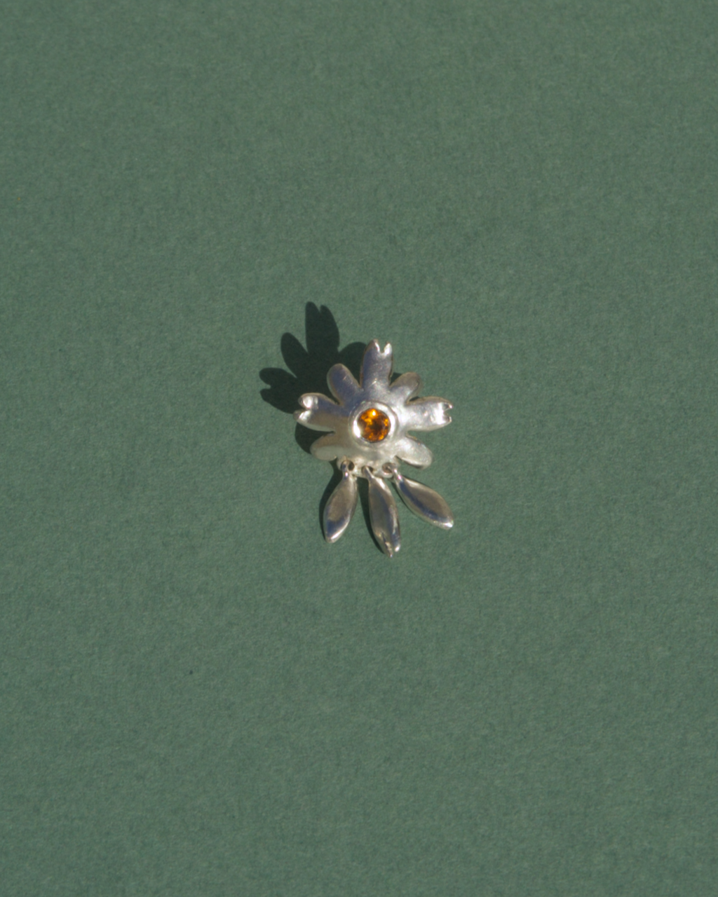 Resting Daisy Earring (Single)