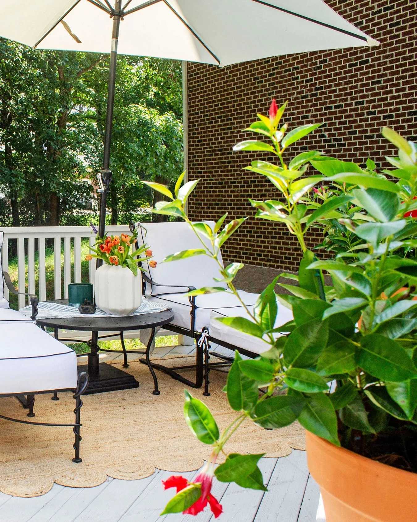 May is around the corner, and soon enough, our backyards will be looking like this. ☀️ Crisp linens, fresh greenery, and the perfect spot to soak up the season. Who&rsquo;s ready for outdoor living?

&bull;
&bull;
&bull;

#ivyjoyinteriors #interiorde