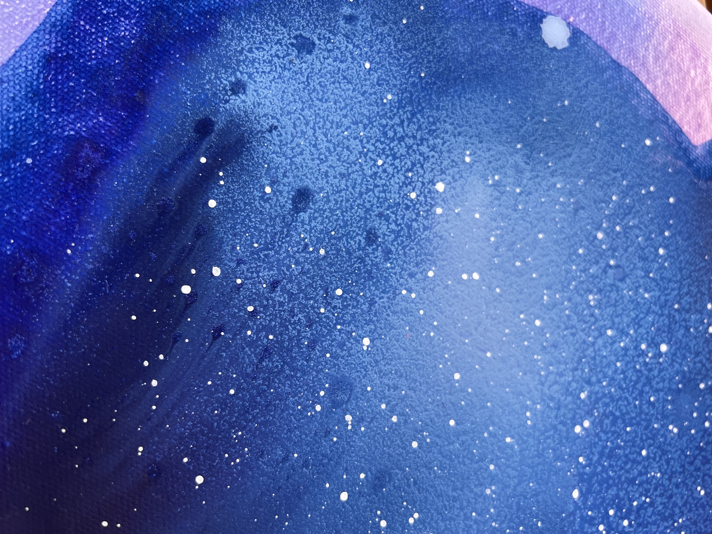 Abstrakte Kunst mit blauen und violetten Farbverläufen, weißen Sprenkeln und Textur.
