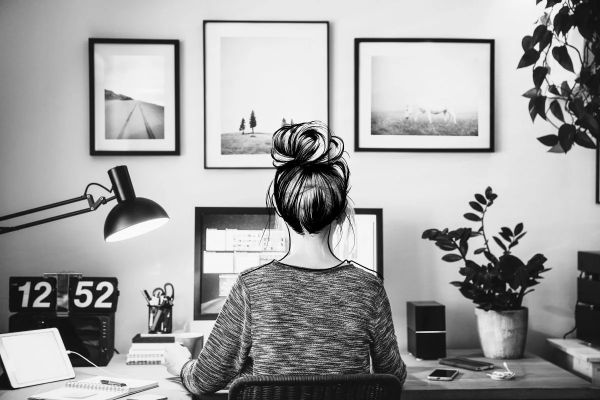 Alba de Emprendiditis mostrando cómo empezar a emprender desde cero con humor y claridad