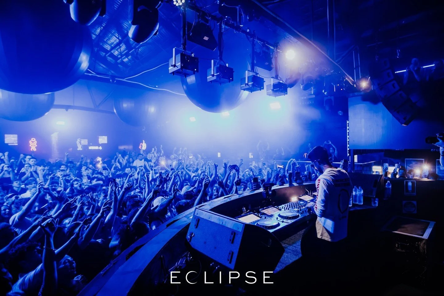 @vikkstar was the moment ✨ another sold out show for the books, full albums now live on Facebook 📸