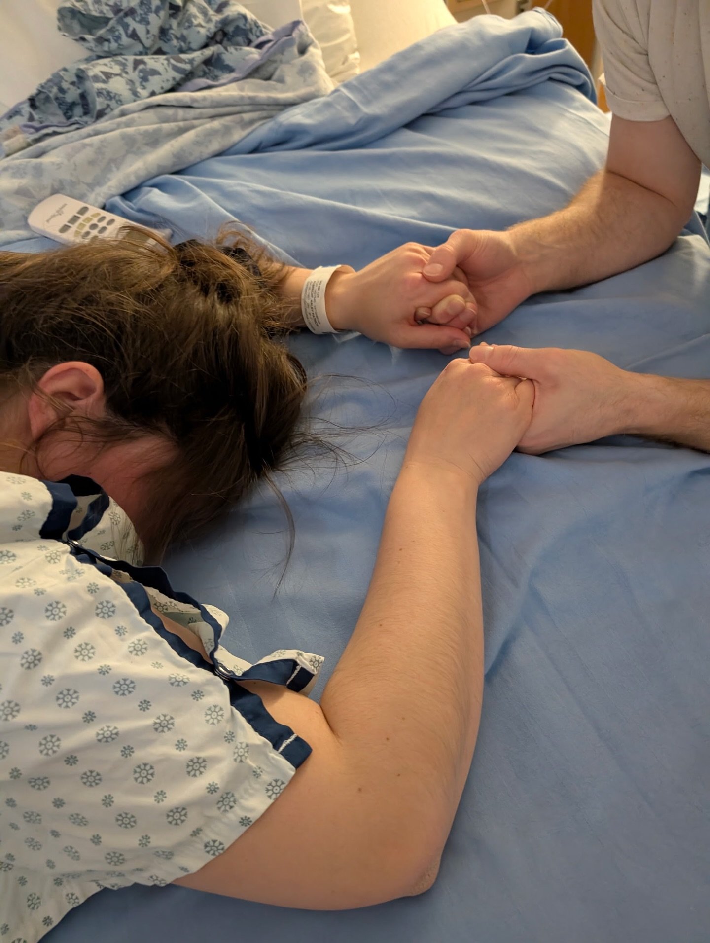 The quiet strength in this moment 🤍

Her body working through each wave, the gentle buzz of the TENS machine in the background, and her hands held tight in his. Breath by breath. Contraction by contraction. Calm. Supported. Safe.

This is what oxyto