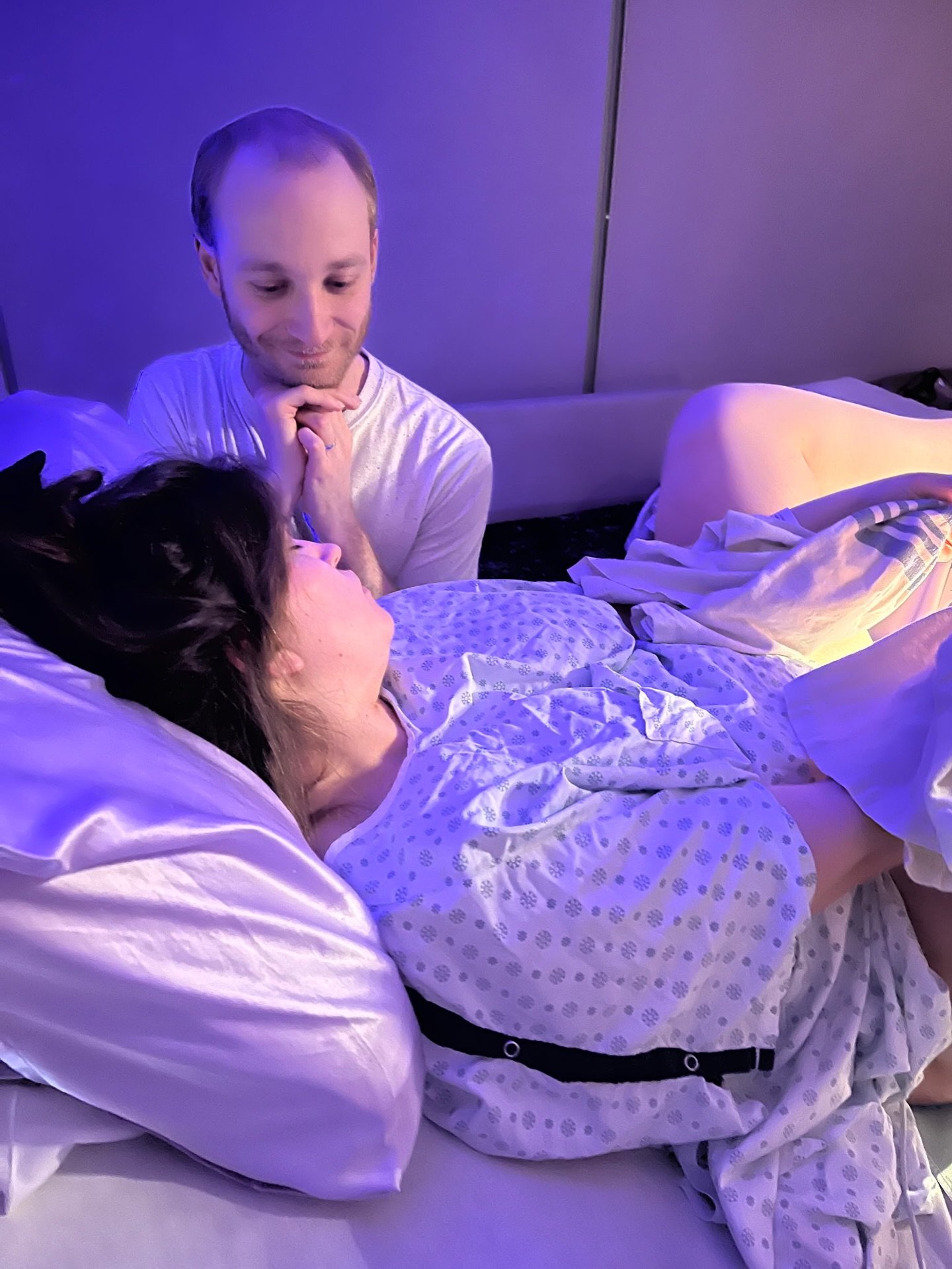 Look at the love in this husband&rsquo;s eyes&hellip; 🤍
Watching his wife perform a miracle.

Look at how relaxed she is, soft, surrendered, following her body through each wave.

The room is dim.
The voices are quiet.
The galaxy projector glows gen