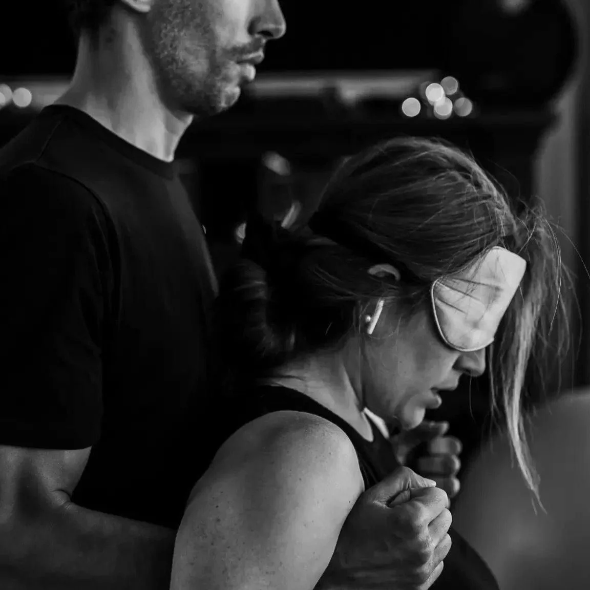 Notice anything different? 👀
Take a closer look&hellip;

This mom is using both an eye mask and headphones 🎧

When it comes to birth, your environment matters more than people realize. Bright lights, noise, and constant activity can pull you out of