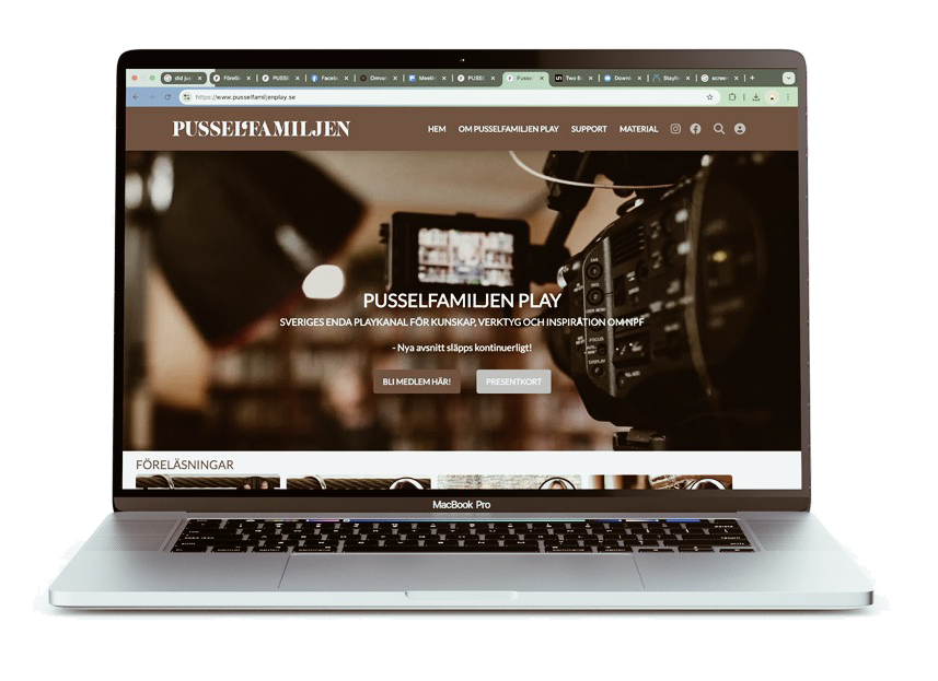 En bärbar dator med en webbplats för Pusselfamiljen på skärmen, inklusive text och knappar.